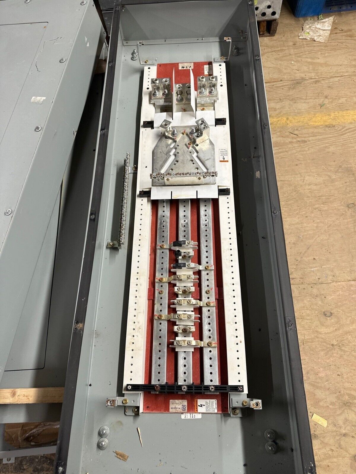 Eaton PRL3A Panelboard 400A 480Y/277V 3PH 4W 3R Outdoor Encl MLO Main Lug 18 Cir P289 Used