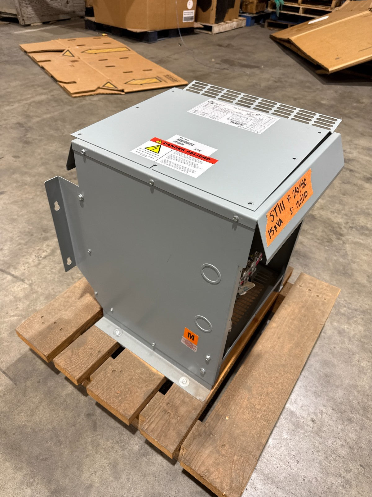 15 KVA Hammond NMF015LE Transformer Pri 240/480V Sec 120/240V 1PH 3R Encl New
