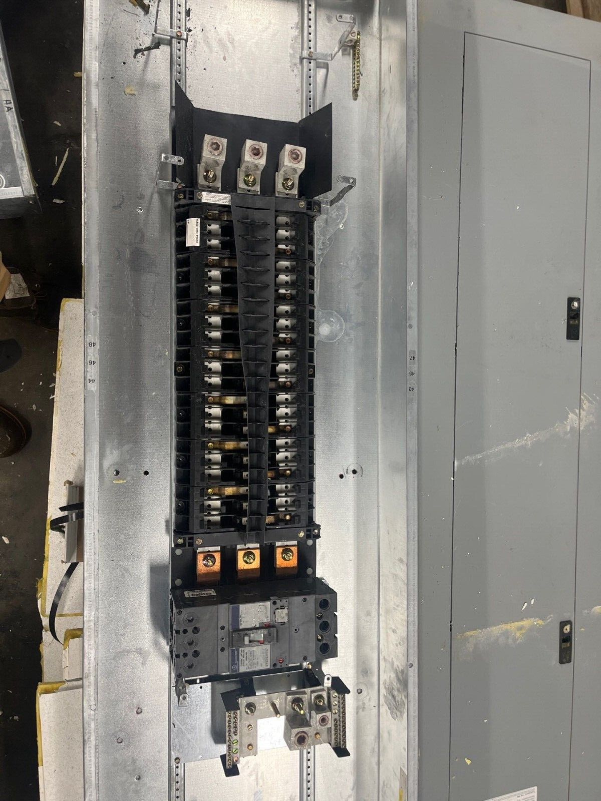 GE AEF3424MBX Panelboard 400A 480/277V 4W 3PH Indoor Encl 42Cir SFHA36AT0250 MLO P583 Used