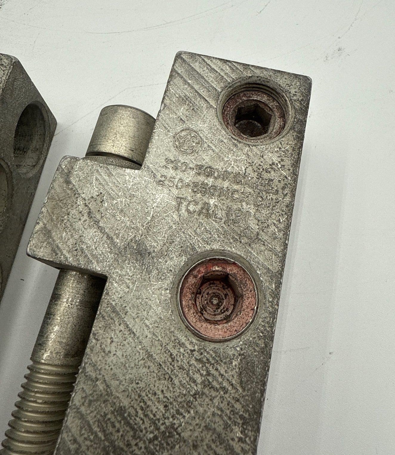 GE TCAL131 Lug Terminal 4 Barrel 250-500kcmil Al or 250-350kcmil CU 3PC Used