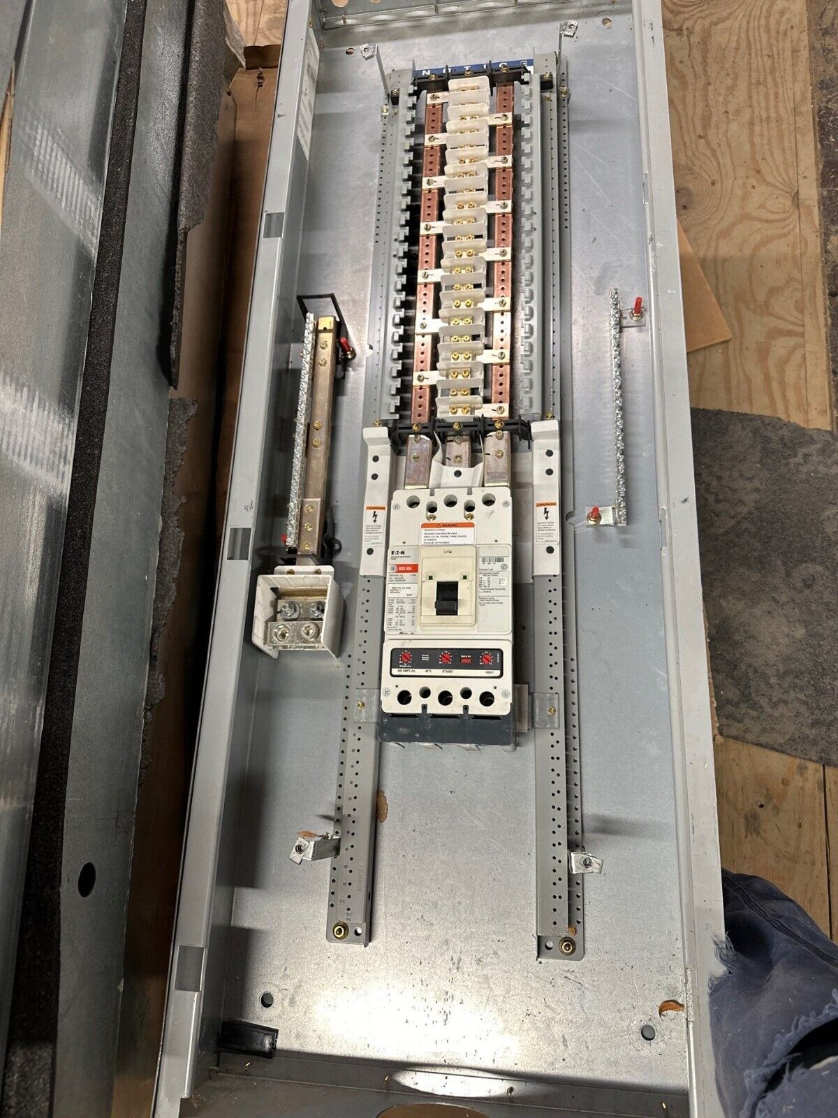 Eaton PRL1A Pow-R-Line Panelboard 400A 208Y/120V 3PH 4W MCB Indoor Encl 42 Cir P087 New