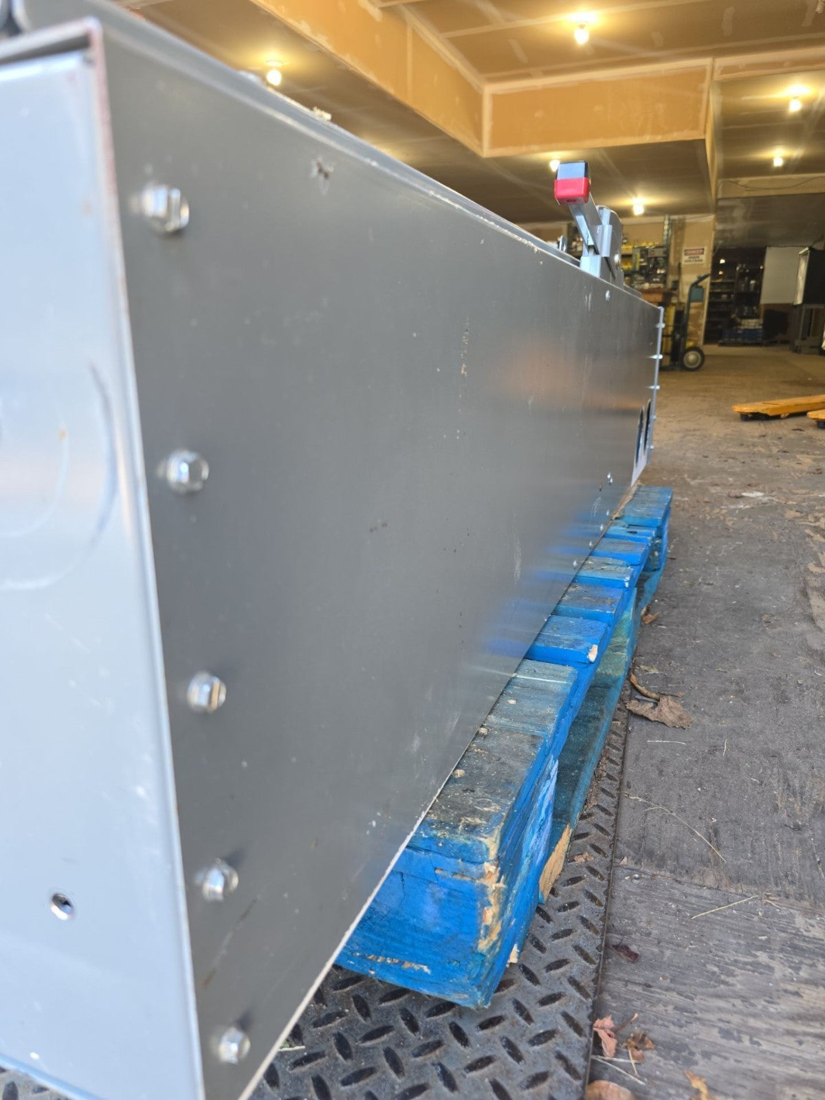 Square D H327N Safety Disconnect Switch 800A 3P 240V 3PH NEMA 1 Fusible 800 Amp Used