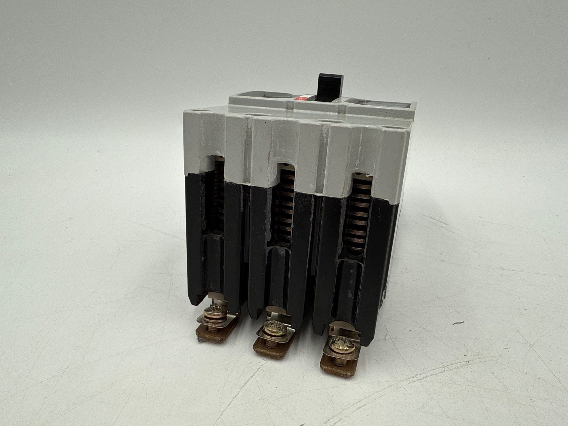 GE TEYD3125B Circuit Breaker 125A 3P 480/277V 3PH TEYD 125 Amp 3 Pole Bolt On Used