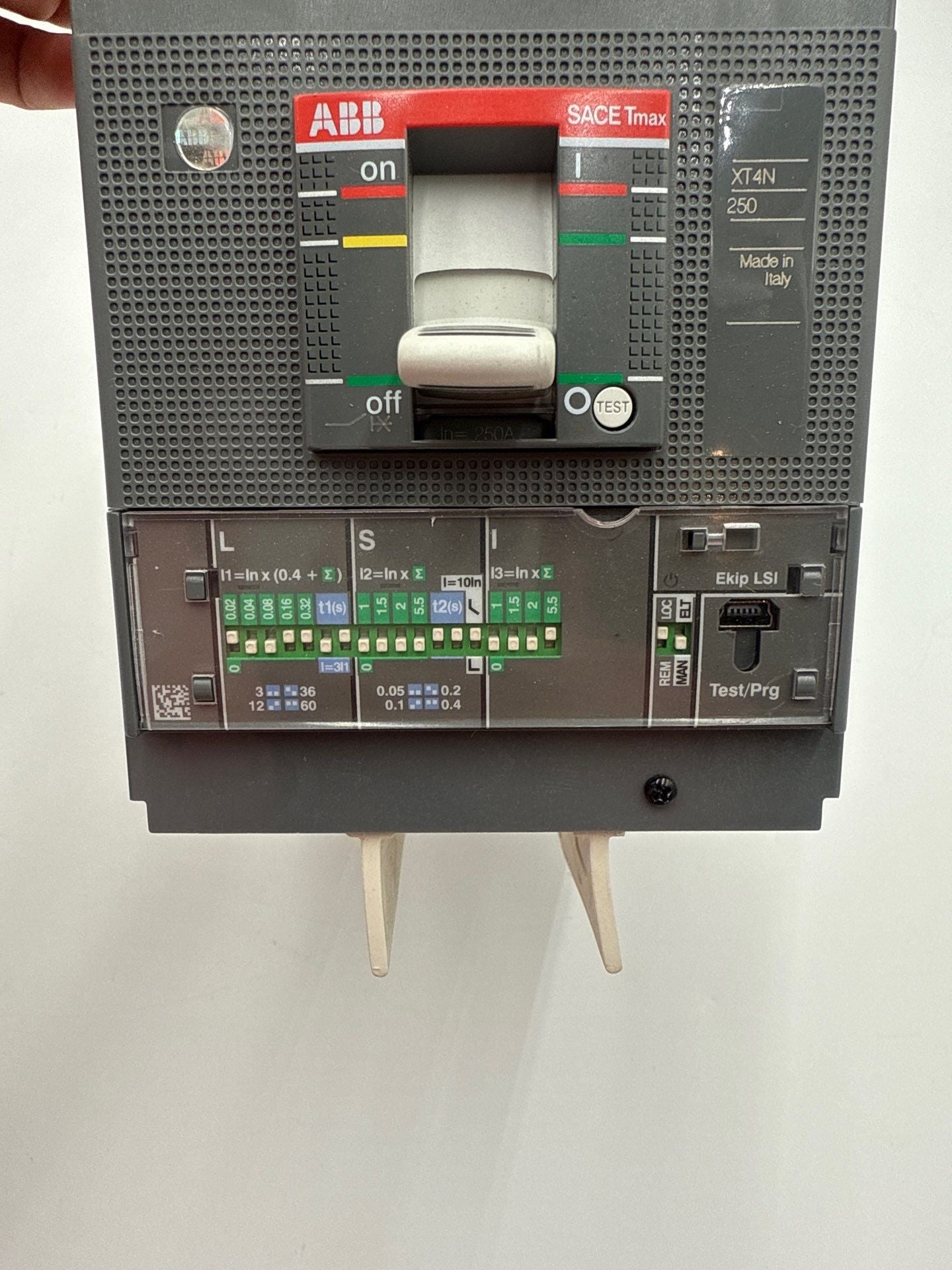 ABB XT4NU3250FY8000XXX Circuit Breaker 250A 3P 600V SACE Tmax XT4N 250 Used