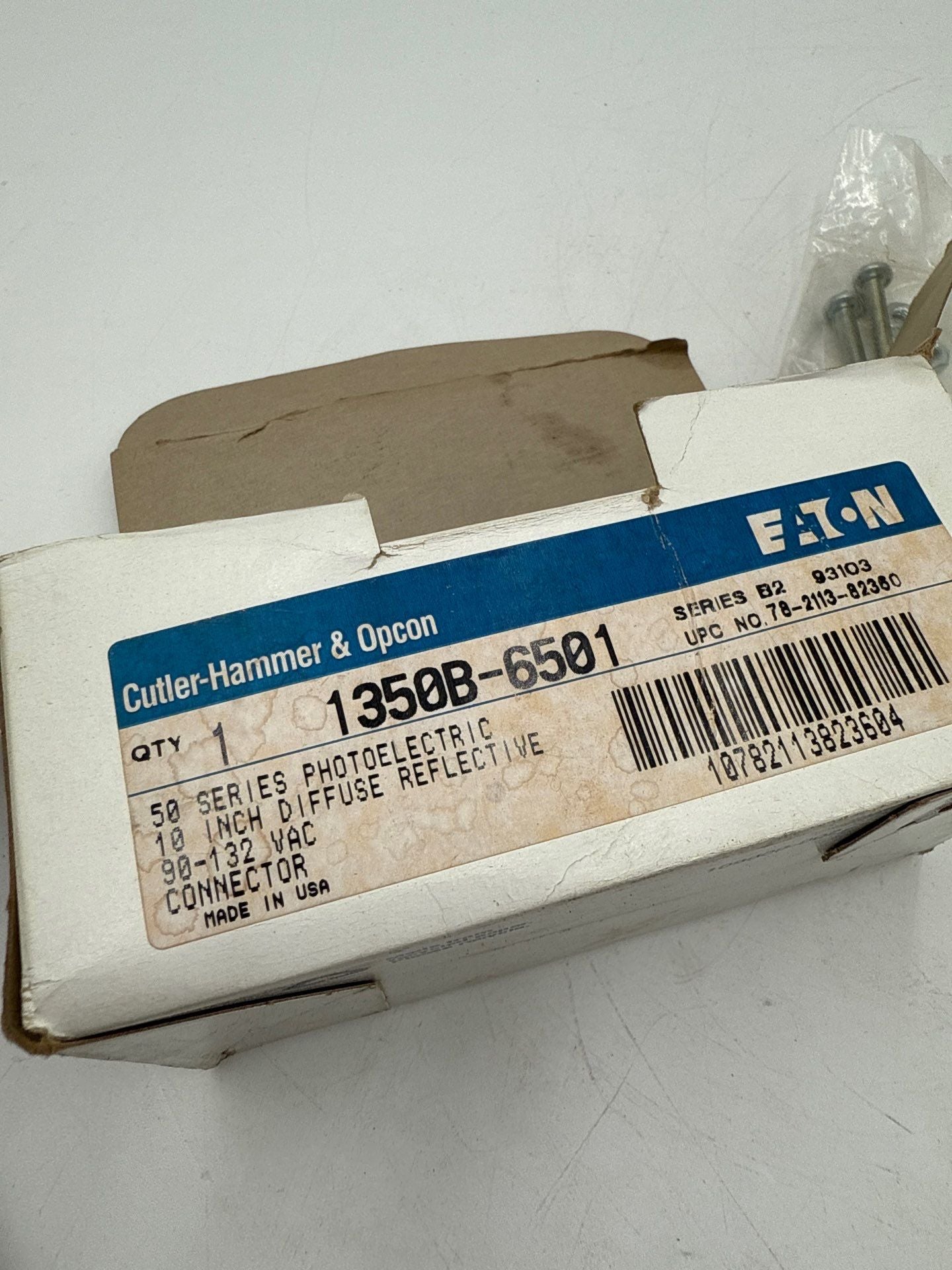 Eaton 1350B-6501 Ser B2 Photoelectric Connector 90-132V 10in Diffuse Reflective New