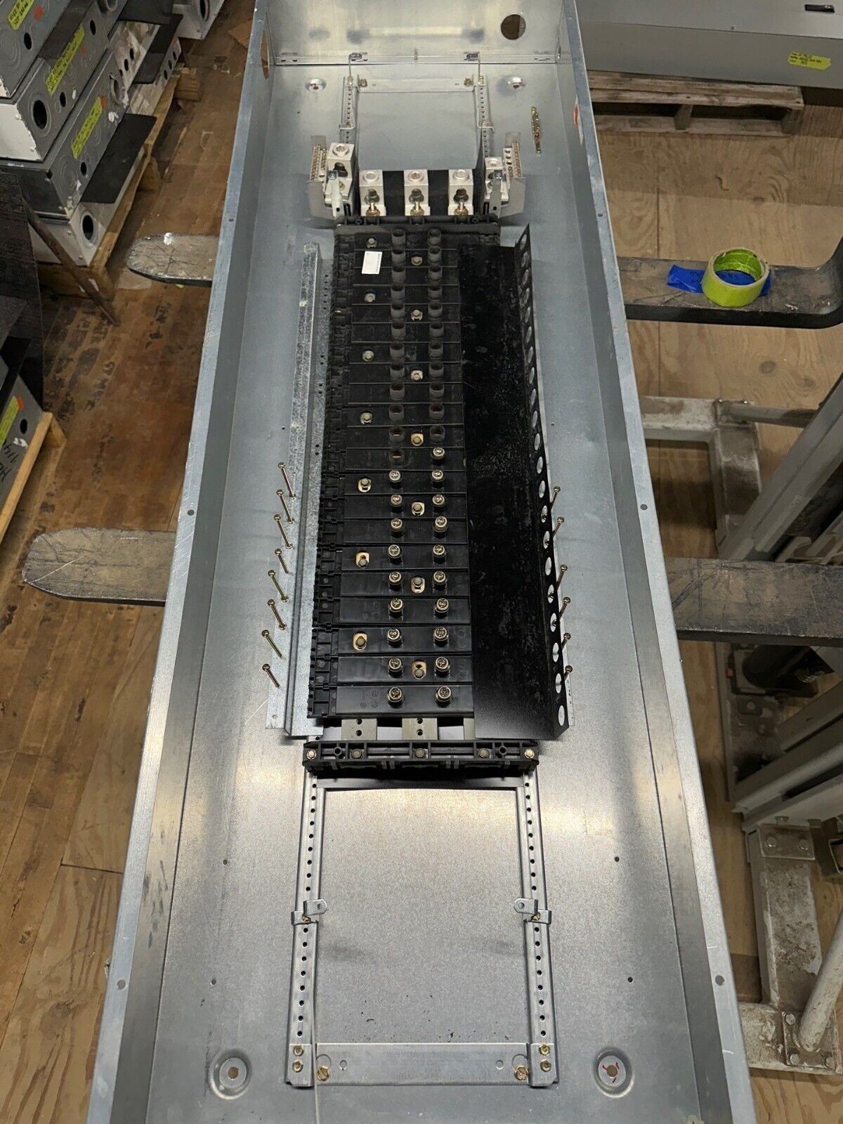 GE ADF3424MB Panelboard 400A 480Y/277V 3PH 4W 42 Cir Main Lug MLO Indoor Encl P120 Used