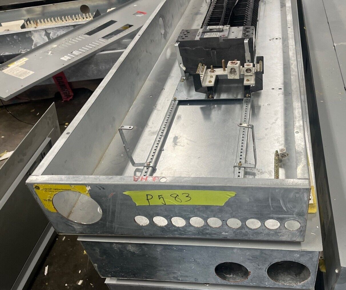 GE AEF3424MBX Panelboard 400A 480/277V 4W 3PH Indoor Encl 42Cir SFHA36AT0250 MLO P583 Used