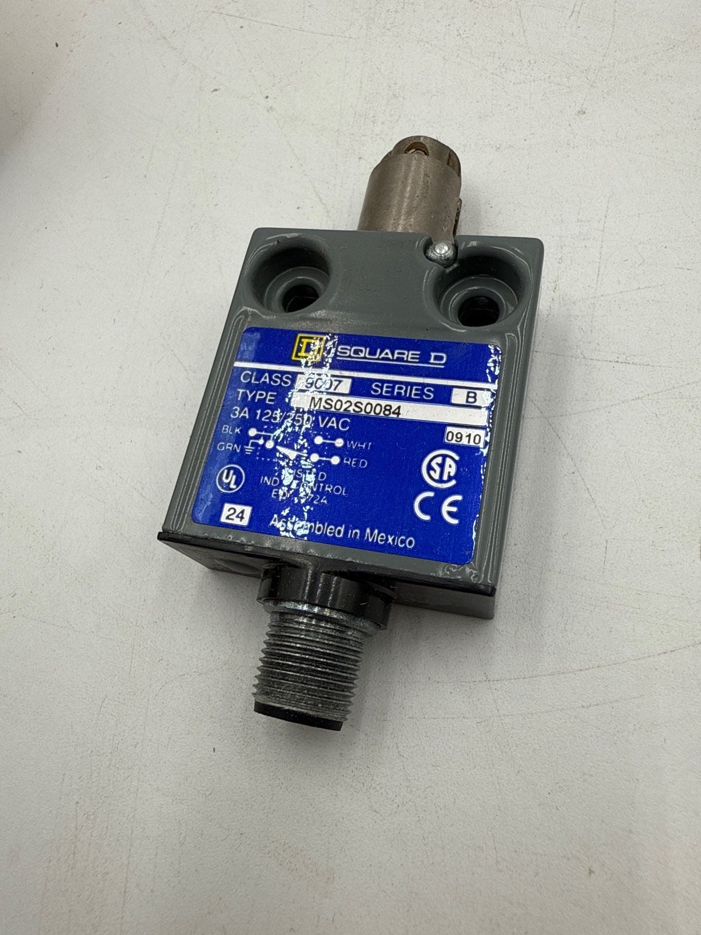 Square D 9007MS02S0084 Compact Enclosed Limit Switch Plunger Roller New