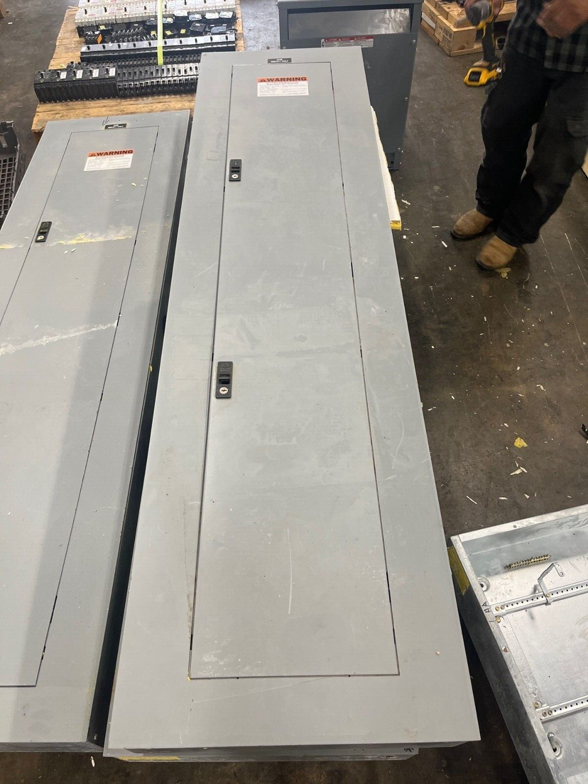 GE AEF3424MBX Panelboard 400A 480/277V 4W 3PH Indoor Encl 42Cir SFHA36AT0250 MLO P583 Used