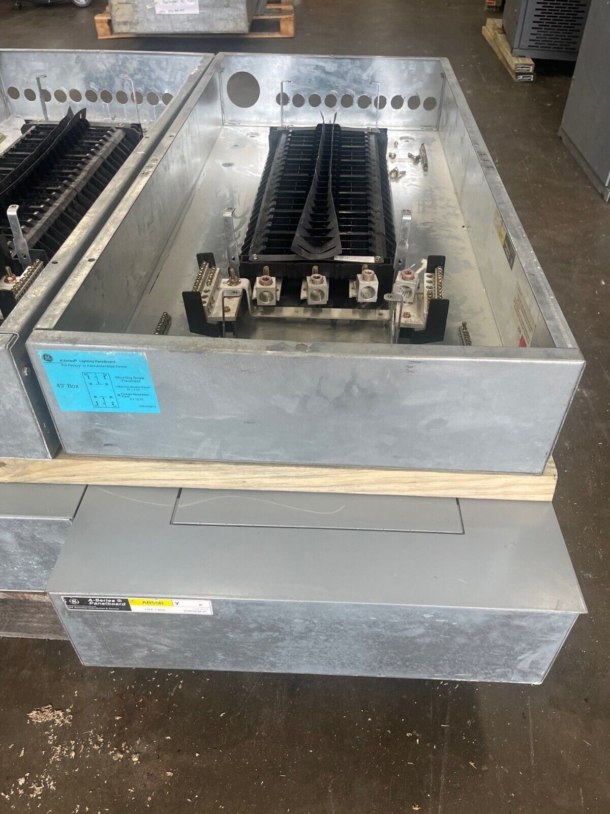 GE AEF3422MBX Panelboard 225A 480/277V 3PH 4W 42 Circuit Indoor Encl AB43B MLO P602 Used