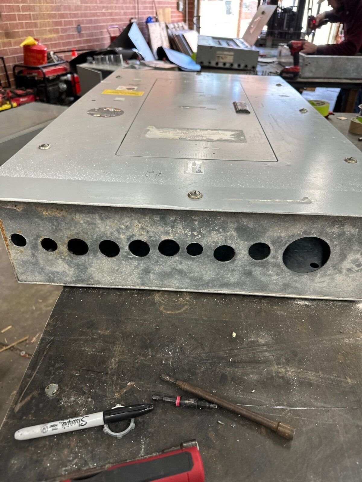 CUTLER HAMMER PRL-2A Panelboard 100A 480/277V 3PH 4W MLO 18CIR NEMA 1 w Key Used