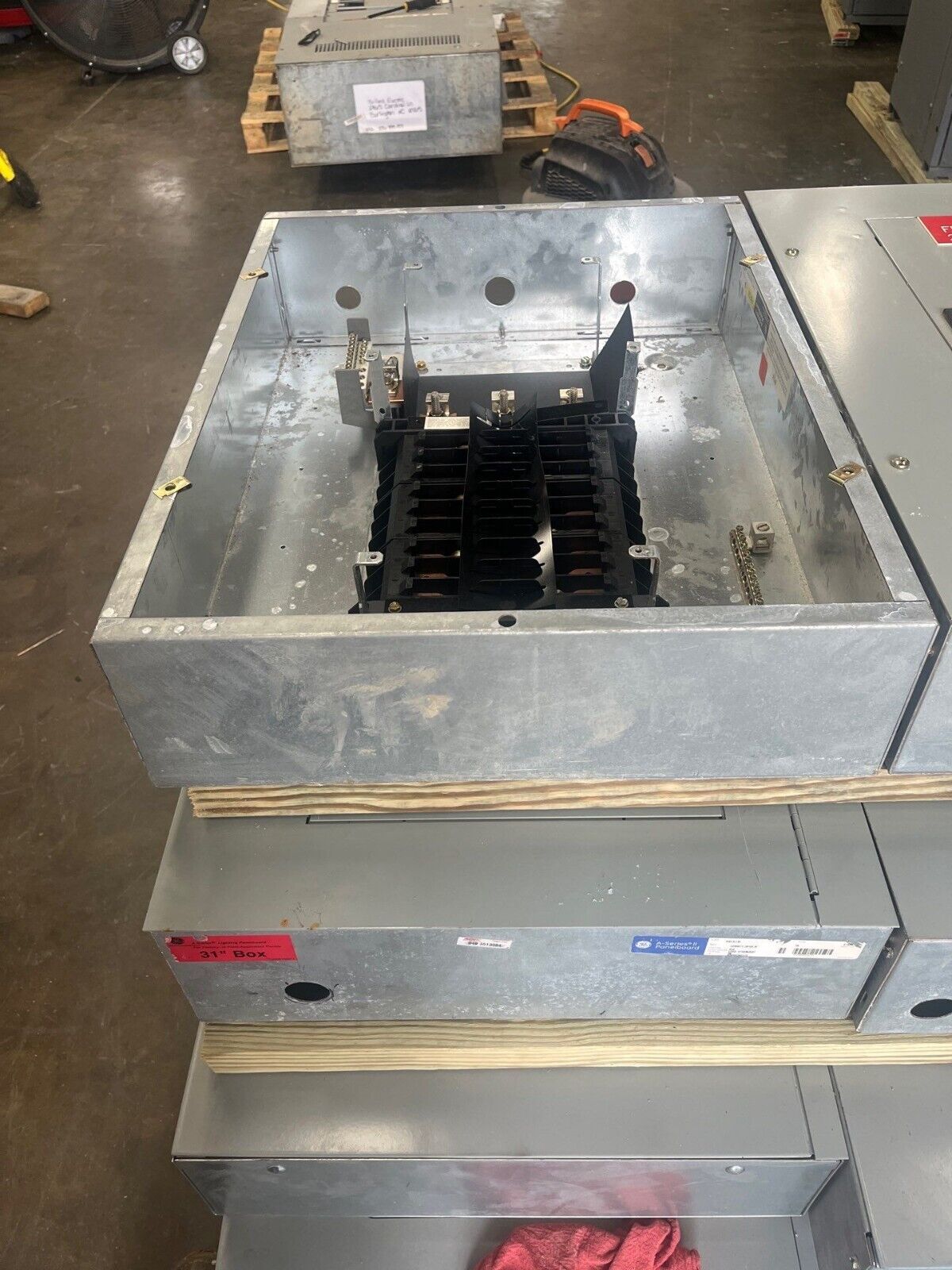 GE AEF3181MTX Panelboard 125A 480/277V 3PH 4W Indoor Encl 18 Circuit MLO 125 Amp P607 Used