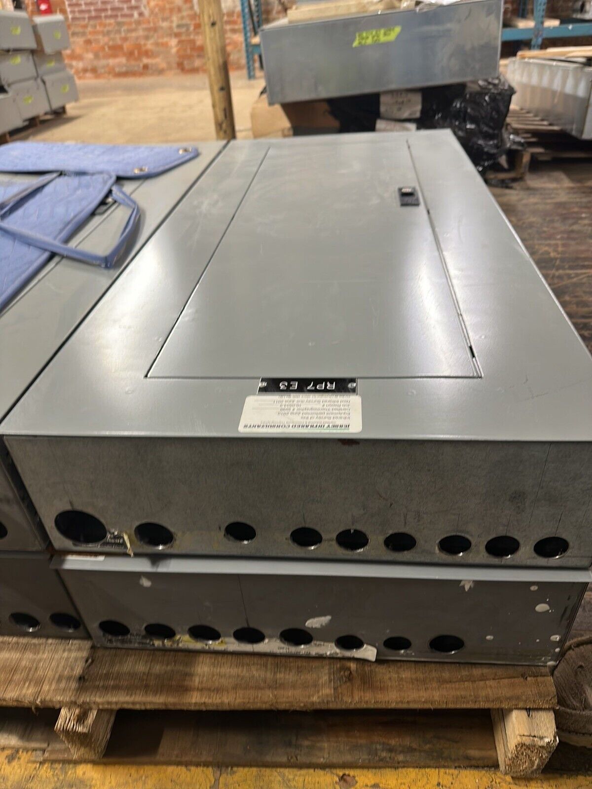 GE AQF3421ABX Panelboard 125A 208Y/120V 3PH 4W 42 CIR MCB THQB32100 Indoor Encl P006 Used