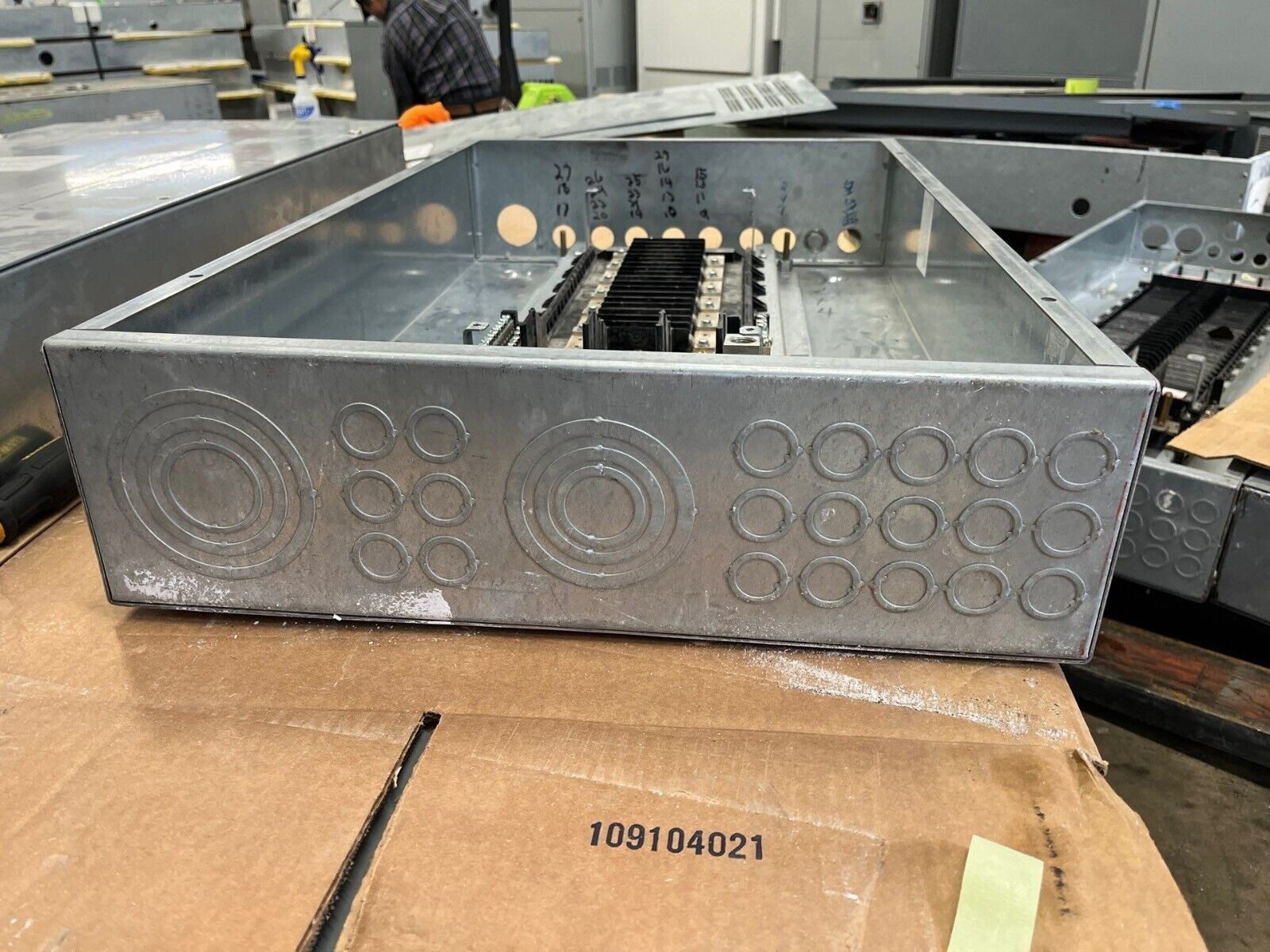 Square D NQOD430M100CUNL Panelboard 100A 208/120V 3PH 4W Indoor Encl MCB 30 Cir P569 Used