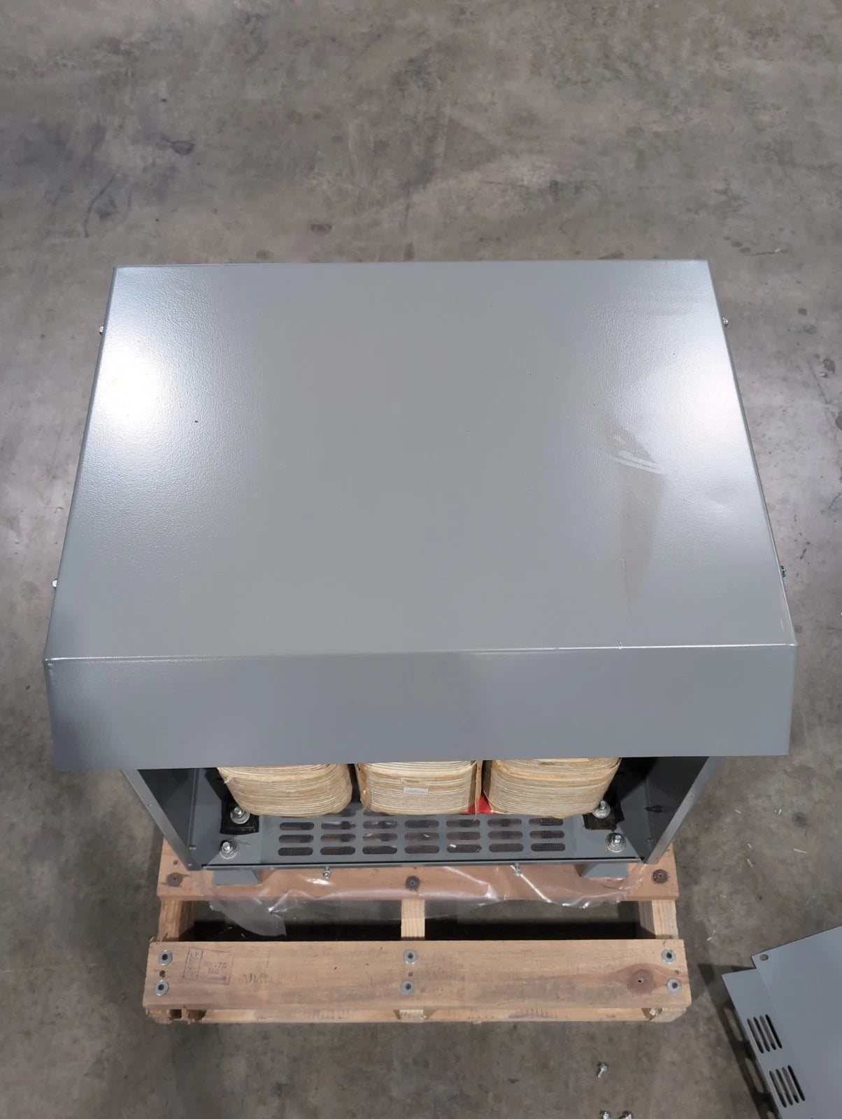 45KVA Siemens 3F3Y045D16 Transformer 3PH Pri 480V Sec 208/120V Outdoor 3R Encl New