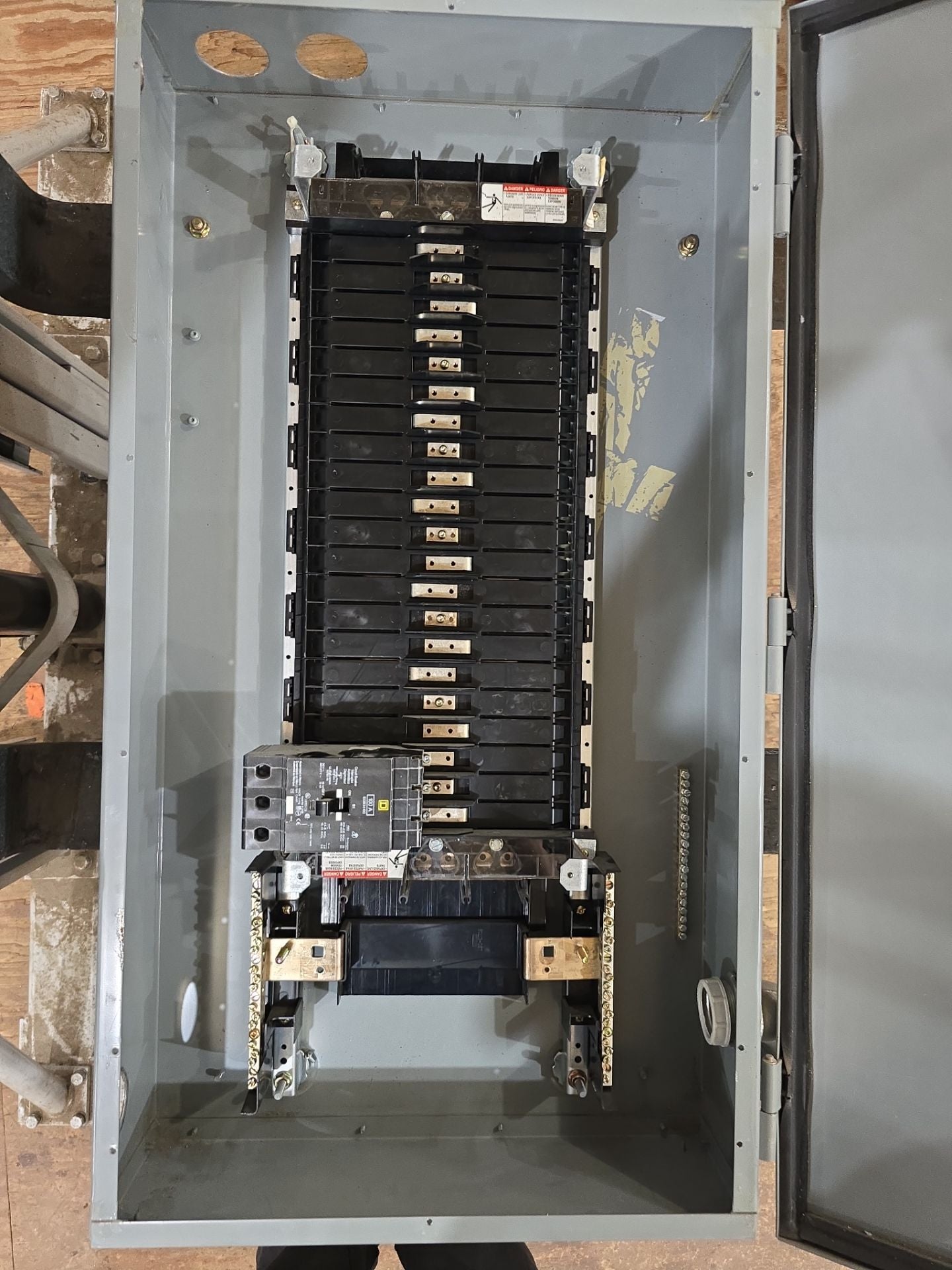 Square D NF Panelboard 100A 480/277V 3PH 4W 30 Cir MCB 3R Encl Outdoor Main EGB34100 Used