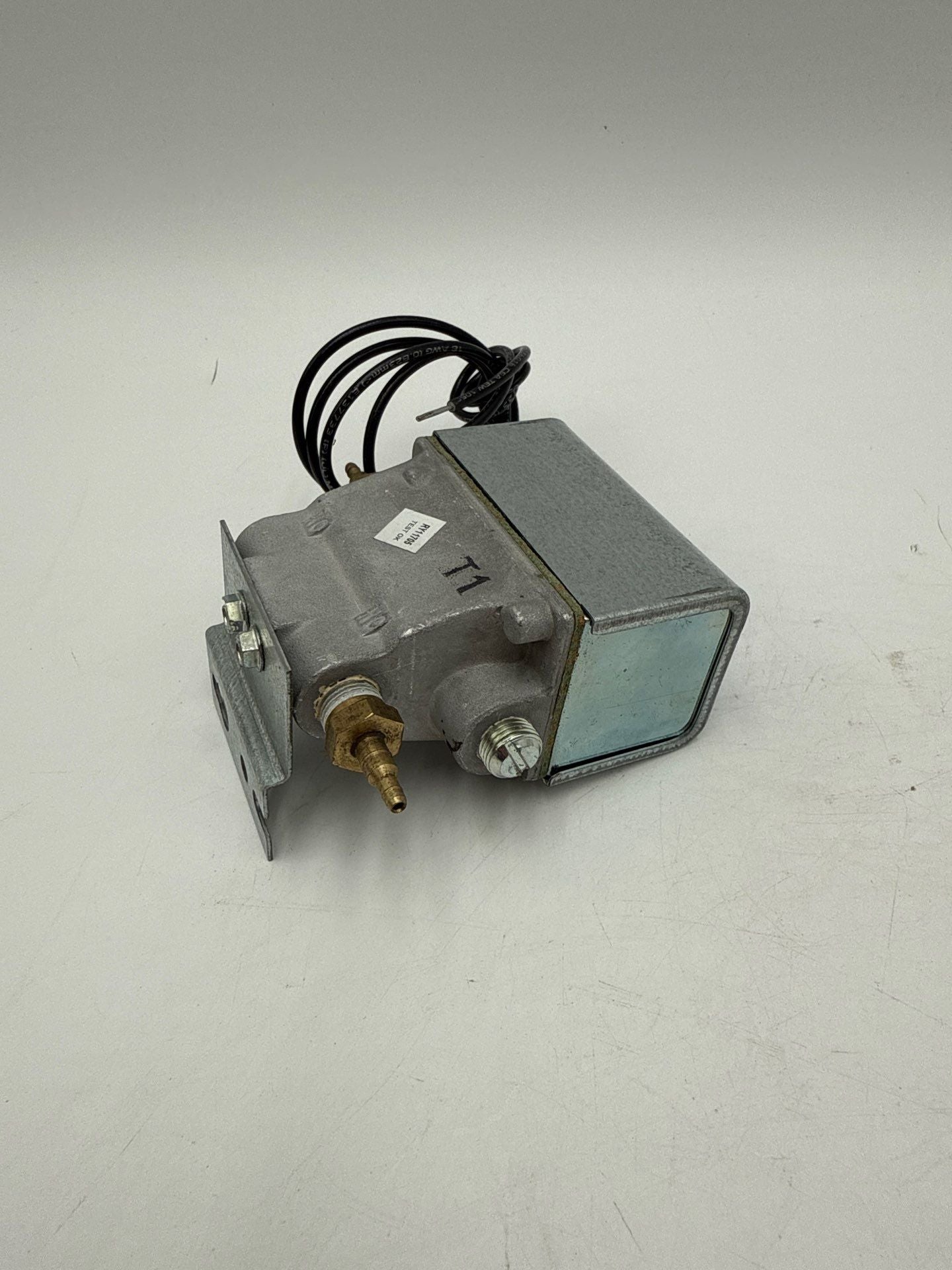 Johnson V11HAA-100 Solenoid Air Valve 110/120V 6W 30PSI 50-60Hz New