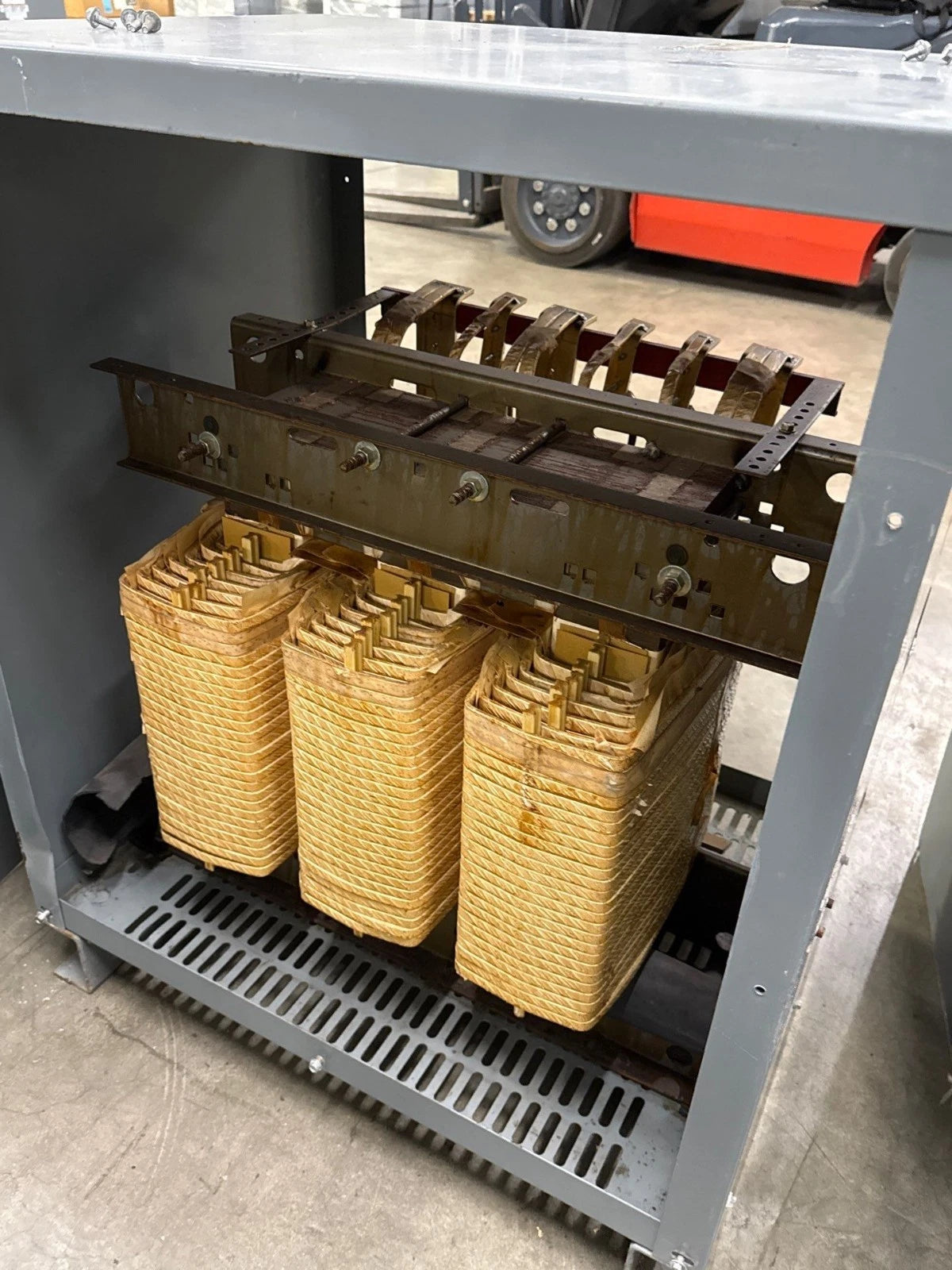 112.5KVA Square D EE112T3H Transformer Pri 480V Sec 208Y/120V Indoor 3PH T280 Used