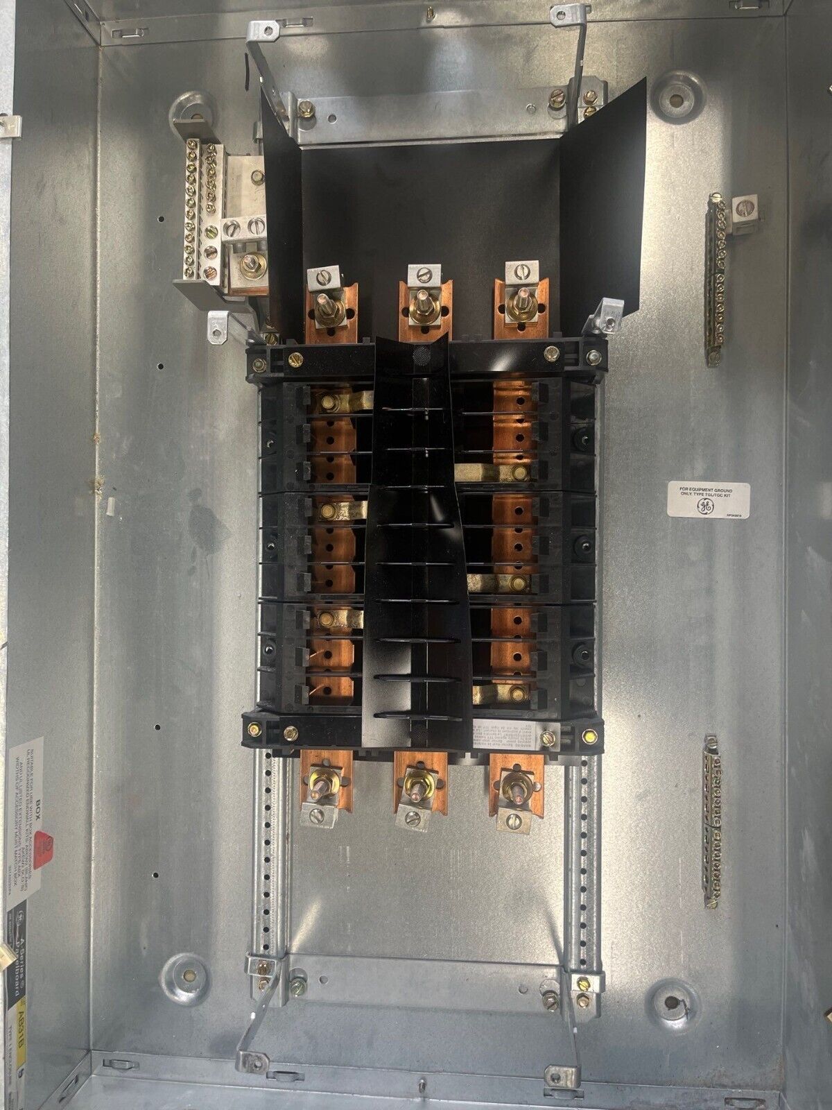 GE AEF3181MTX Panelboard 125A 480/277V 3PH 4W Indoor Encl 18 Circuit MLO AB31B P605 Used