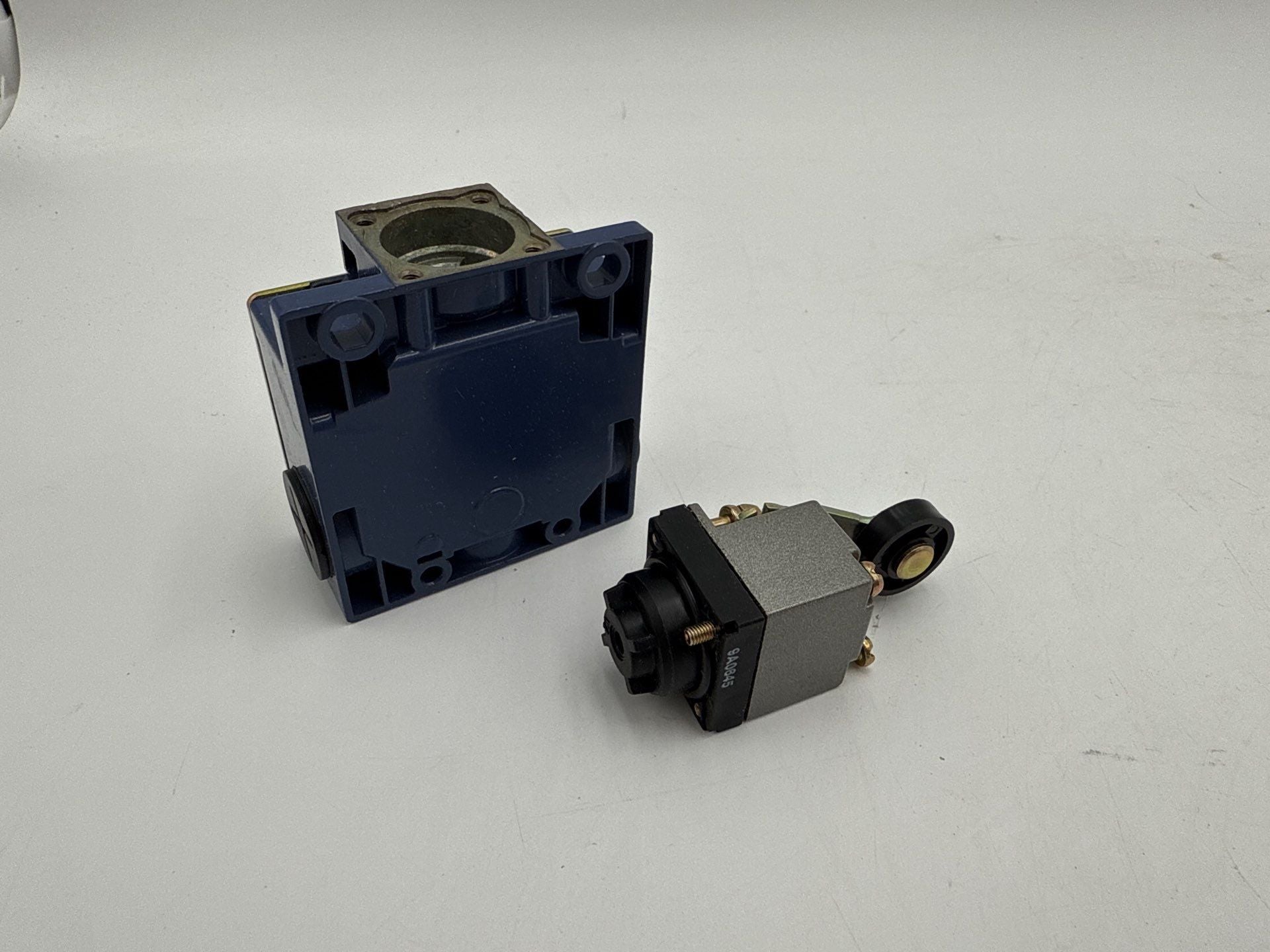 Telemecanique XCKM115 Limit Switch Metal Body Rotary Head w Roller Lever New