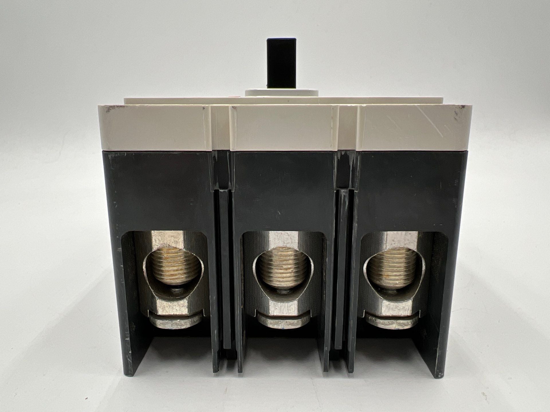 Eaton JGC3250NNWC Circuit Breaker 100A 3P 600V 3PH Bolt On JGC3100 Used