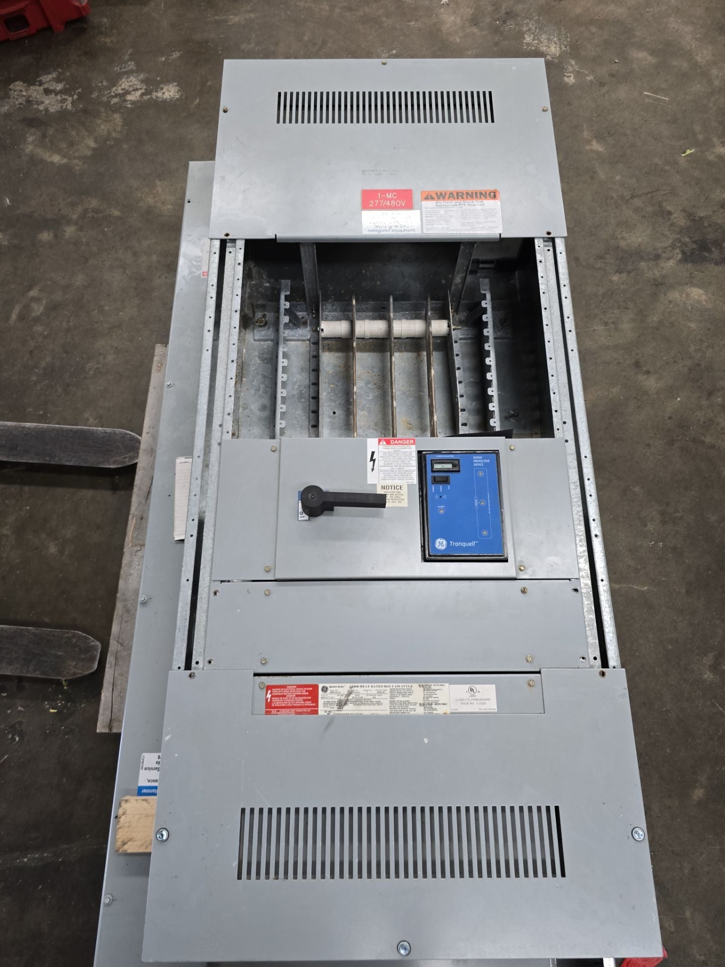 GE APNB Panelboard 400A 480/277V 3PH 4W TPHE277Y20PP Surge Protective Device