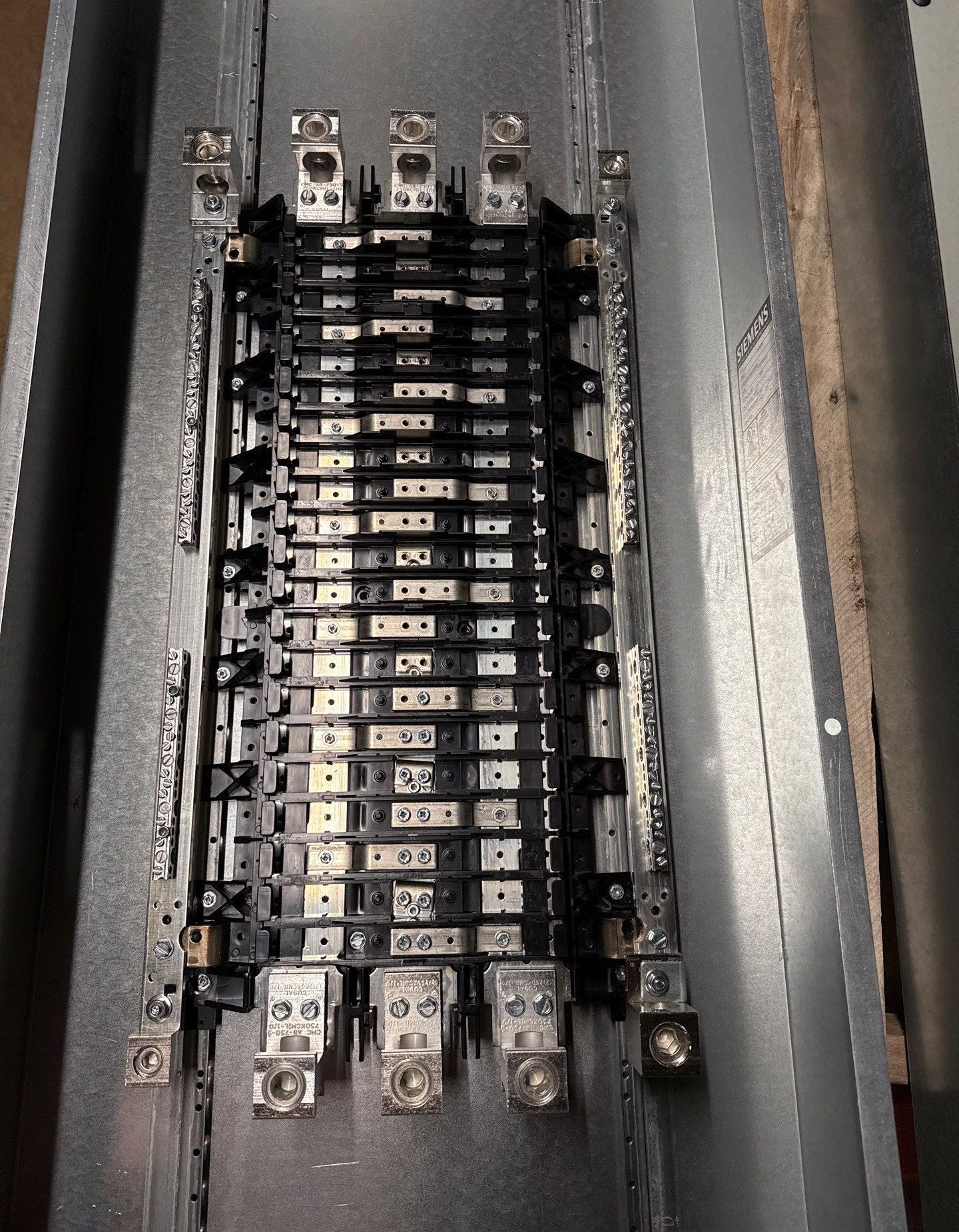 Siemens P1E42ML400ATST Panelboard 400A 480/277V 3PH 4W MLO Panel 400 Amp 42 Cir New