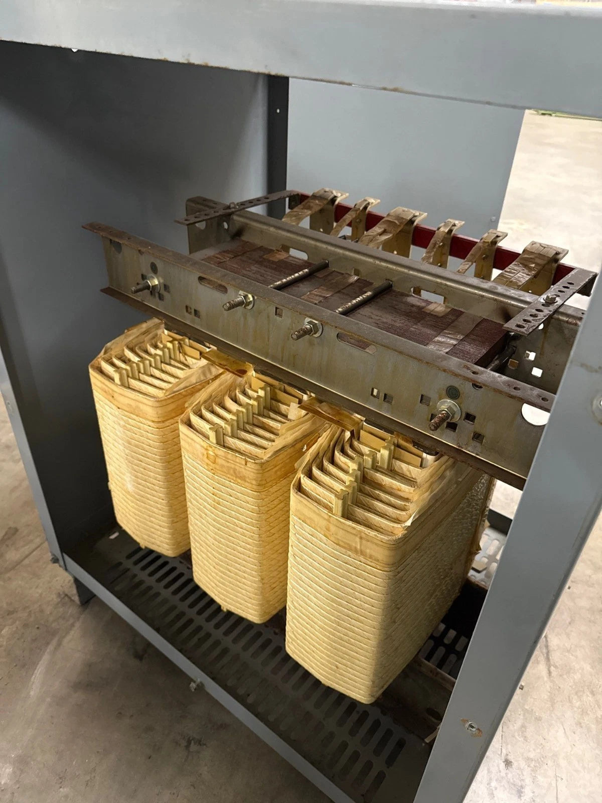 112.5KVA Square D EE112T3H Transformer 3PH Pri 480V Sec 208Y/120V Indoor T281 Used