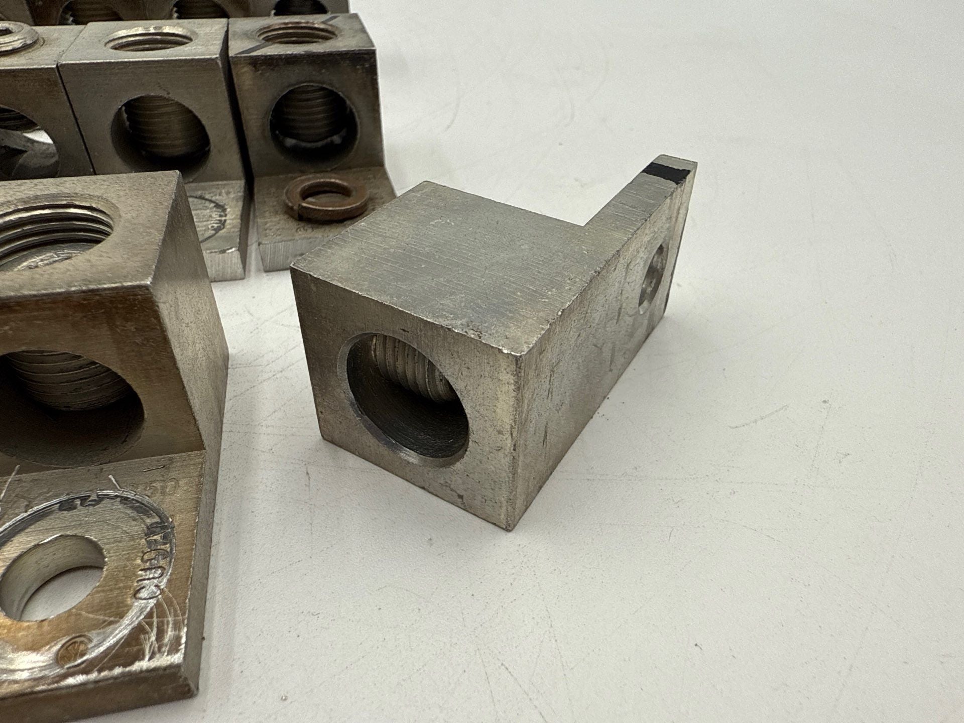 30PC CMC LA-350 Mechanical Lug 350KCMIL-6 CU9AL Aluminum Used