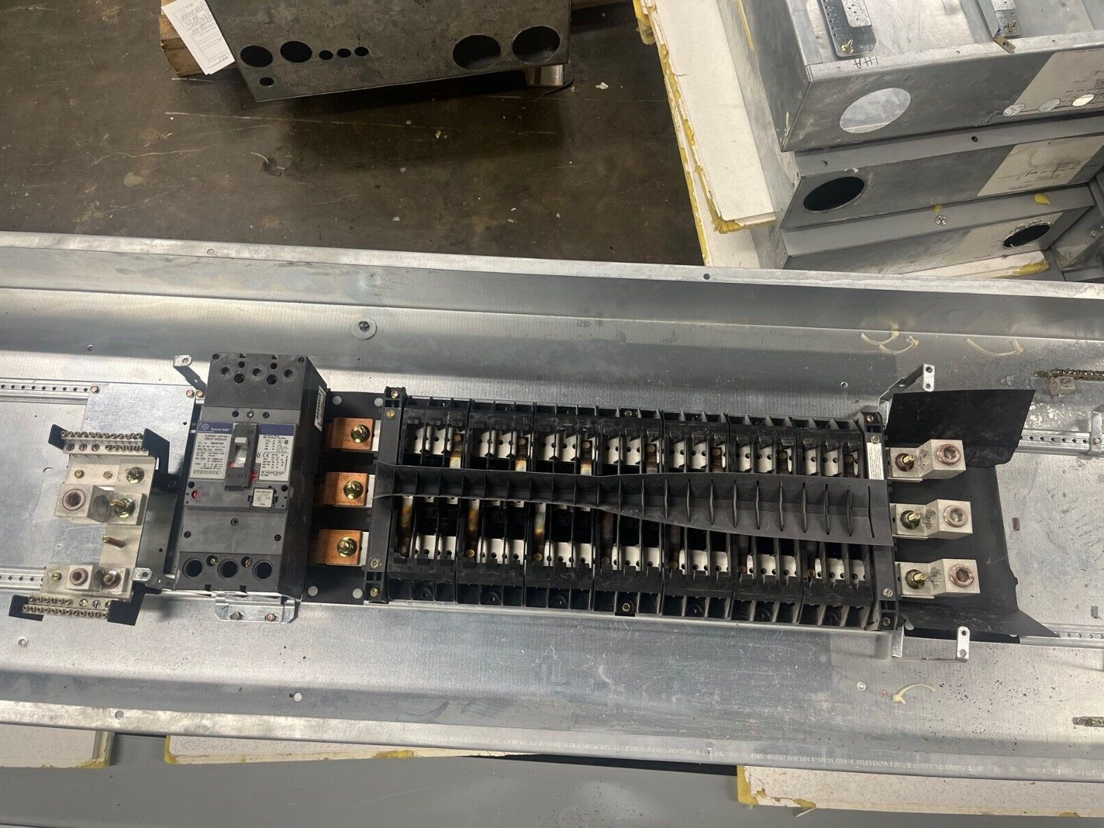 GE AEF3424MBX Panelboard 400A 480/277V 3PH 4W Indoor Encl 42Cir MLO SFHA36AT0250 P573 Used