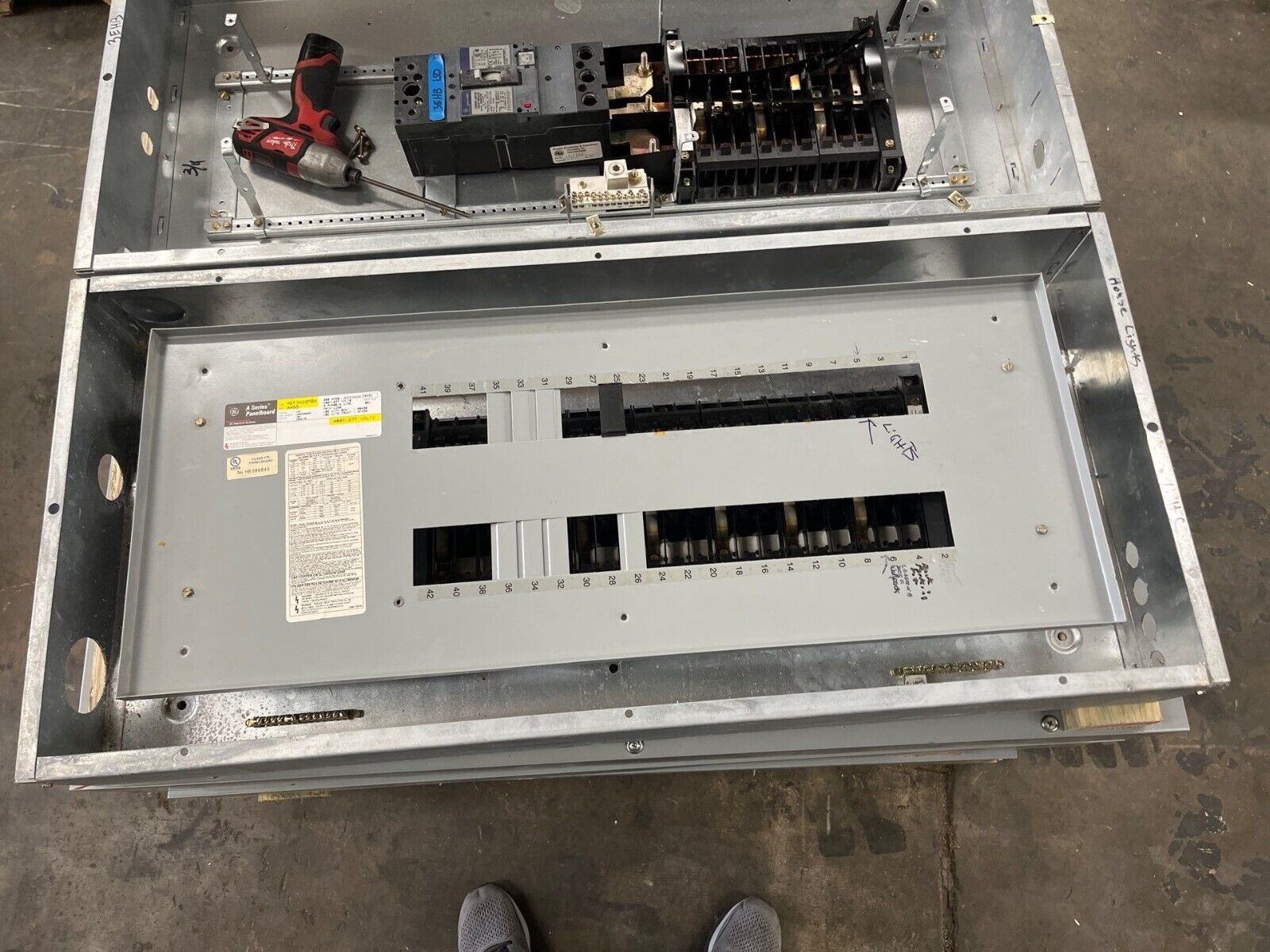 GE AEF3422MBX Panelboard 225A 480/277V 3PH MLO 4W 42 Circuit Indoor Encl AB43B P596 Used