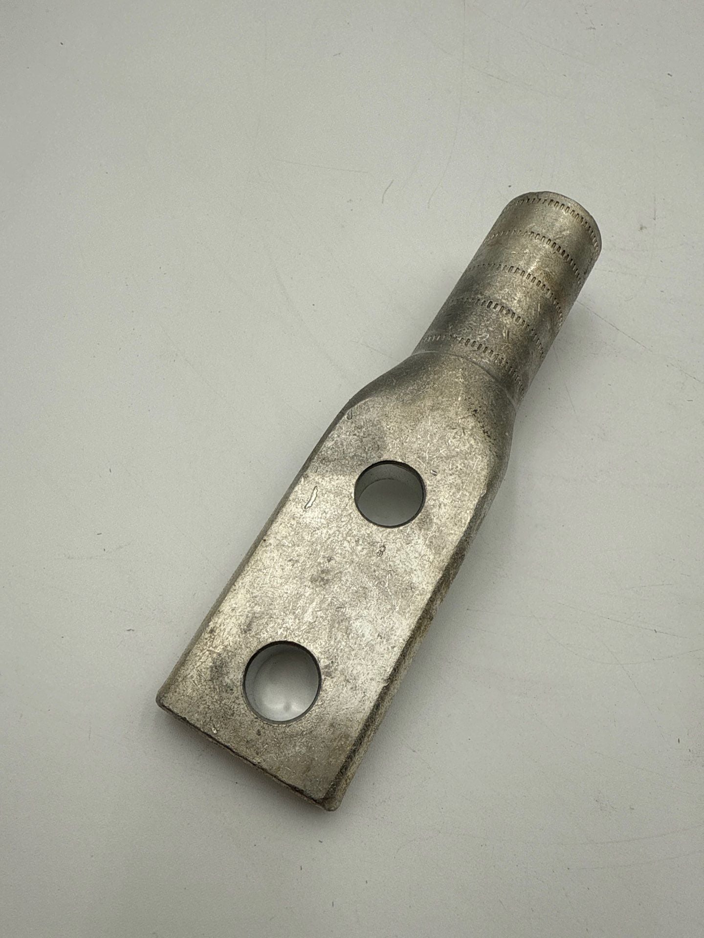 Burndy YA32A3 Compression Lug 2-Hole 400 kcmil Green Die 472 Stud 1/2 Inch New