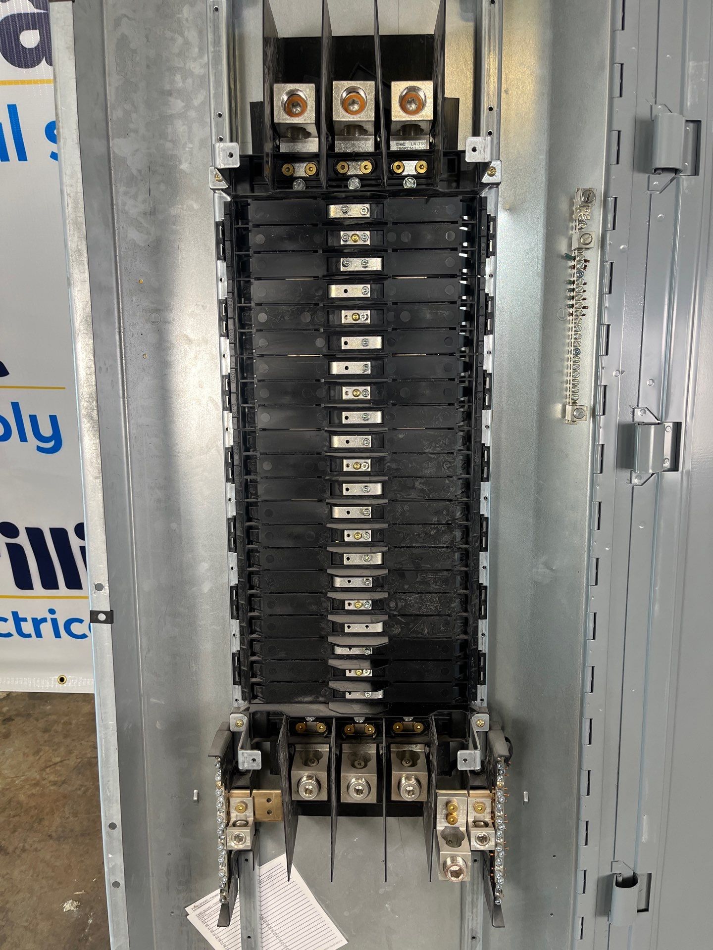 Square D NF Panelboard 400A 480/277V 3PH 4W 42Cir MLO Indoor Encl MH74 Used