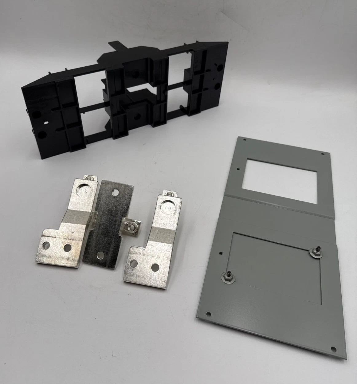 Siemens BBKVA52P3T Twin Strap Kit For P3 Panel 3VA52 Breakers 2 Pole or 3 Pole Used