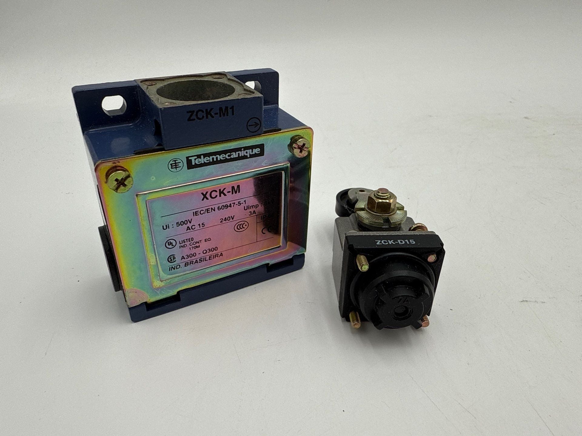 Telemecanique XCKM115 Limit Switch Metal Body Rotary Head w Roller Lever New