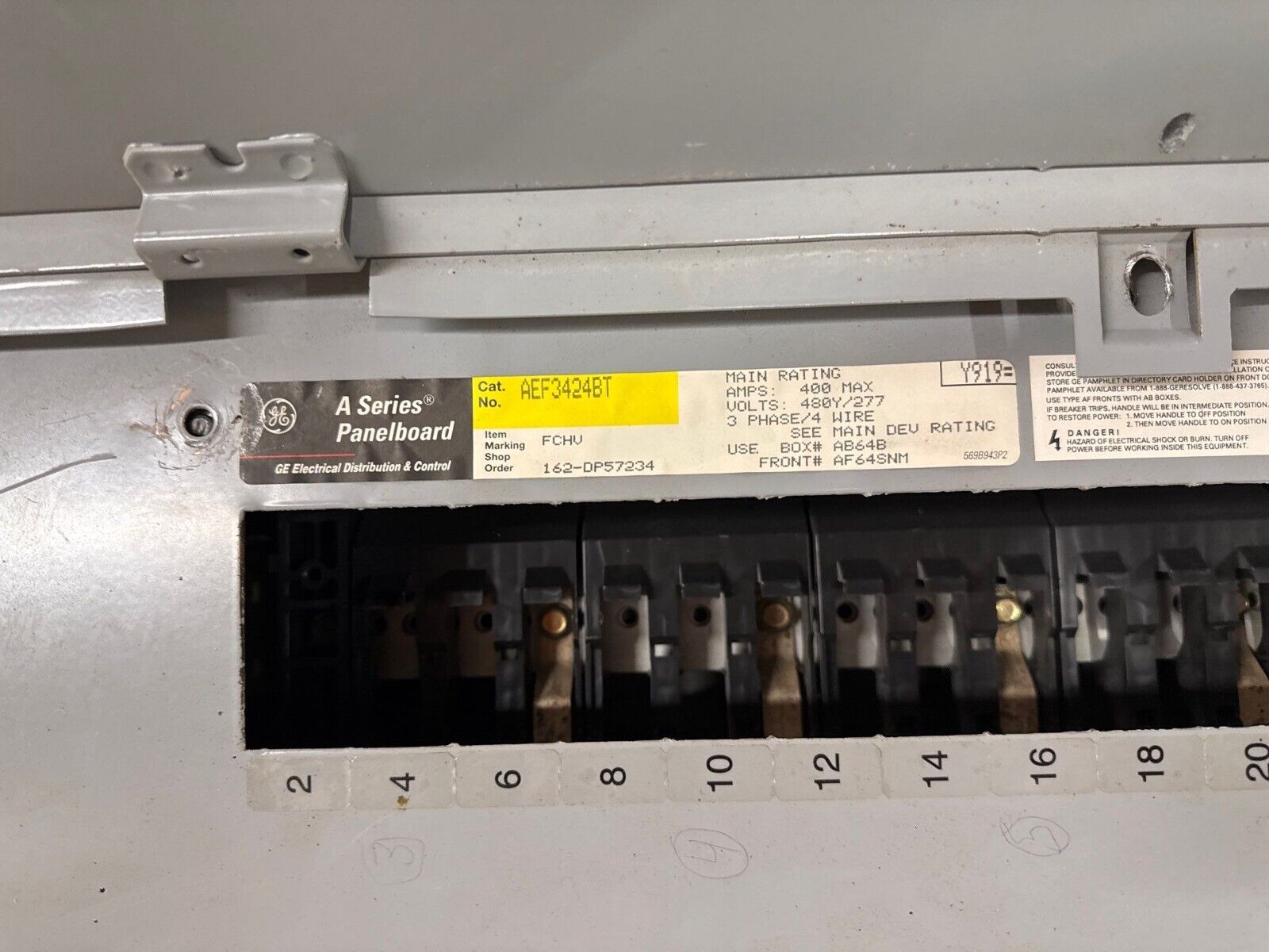 GE AEF3424BT Panelboard 400A 480/277V 3PH 4W Indoor Encl 42 Cir TJJ436400 MCB P021 Used