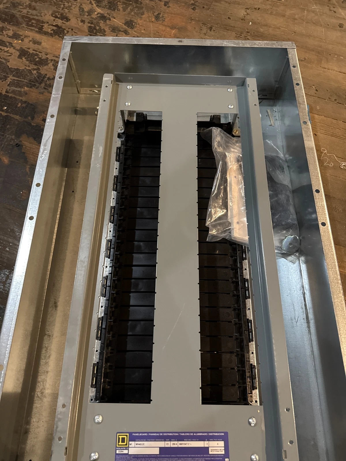 Square D NF442L2C Panelboard 250A 600/347V 3PH 4W MLO Panel 250 Amp 42 Cir New