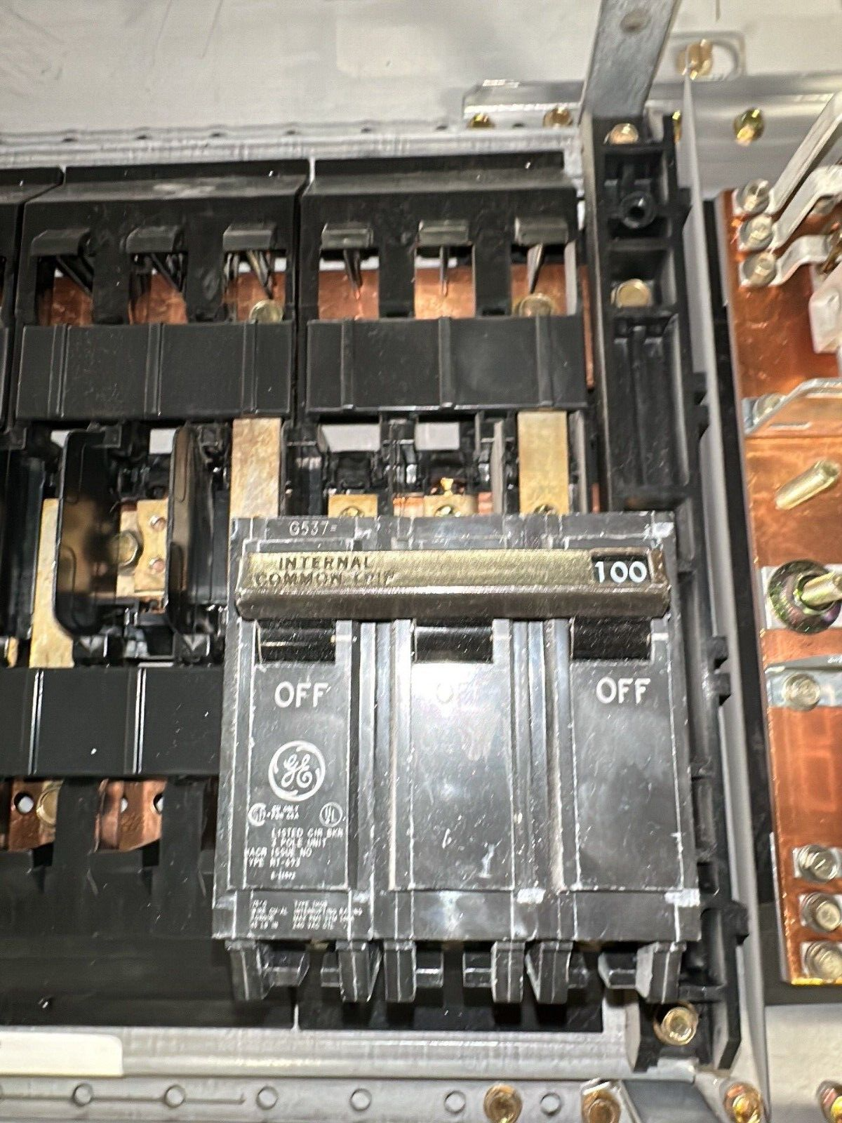 GE AQF3421ABX Panelboard 125A 208Y/120V 3PH 4W 42 CIR MCB THQB32100 Indoor Encl P006 Used