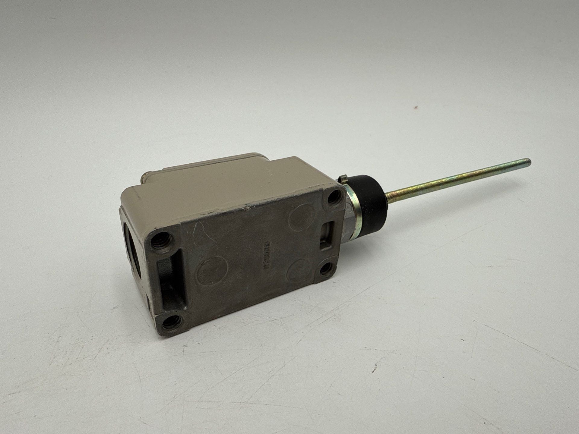 Omron WLNJ-30TS Snap Action Limit Switch Coil Spring SPST/NO SPST/NC New