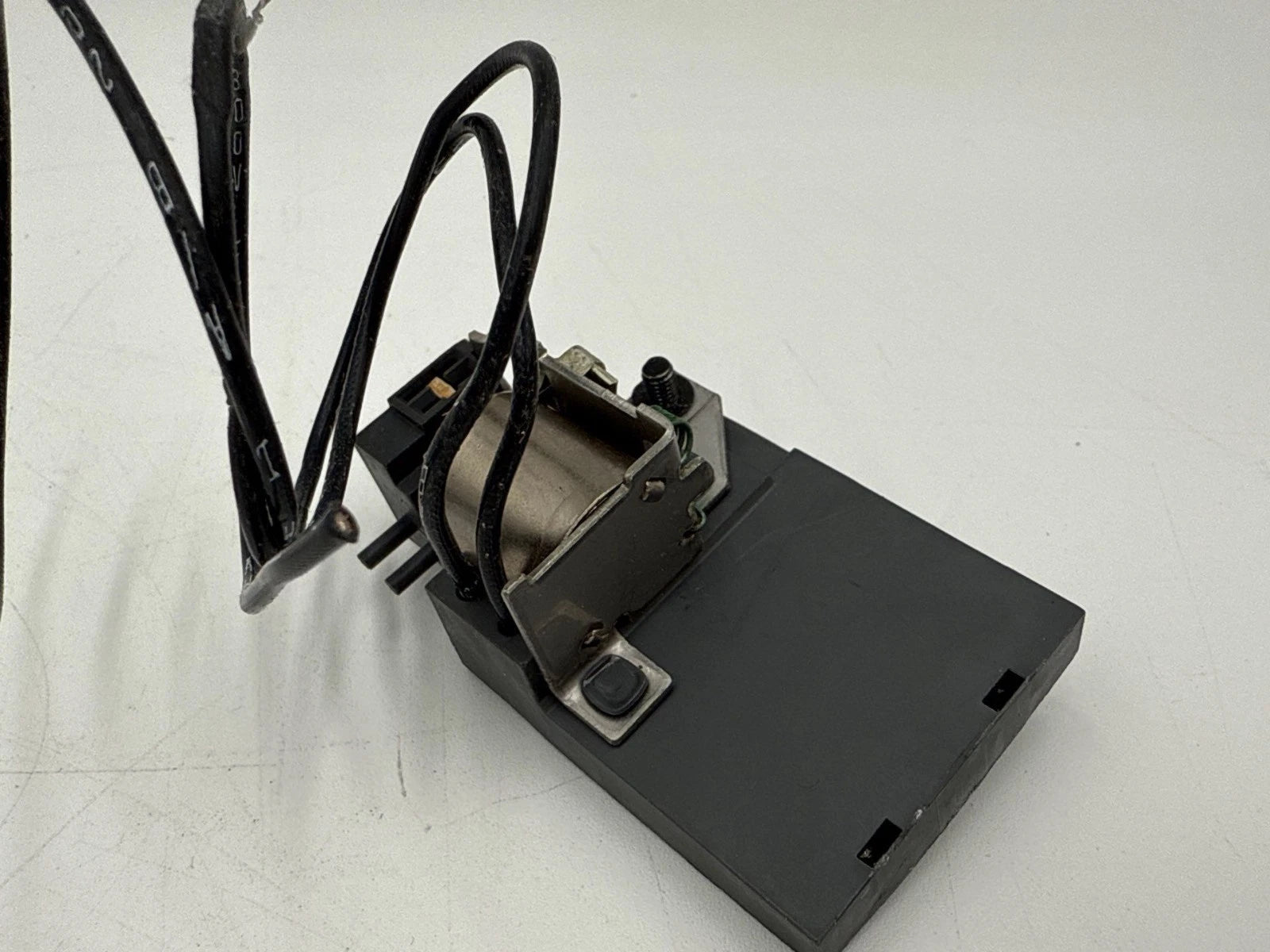 GE SAST1 Shunt Trip Device 120VAC 50/60Hz 500mA for Spectra Breaker Used