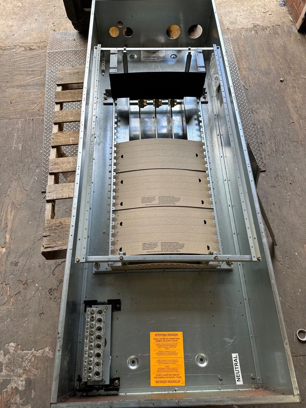 GE APNB Bolt On Style Panelboard 600A 208/120V 3PH 4W Indoor Encl MLO Main Lug P502 Used