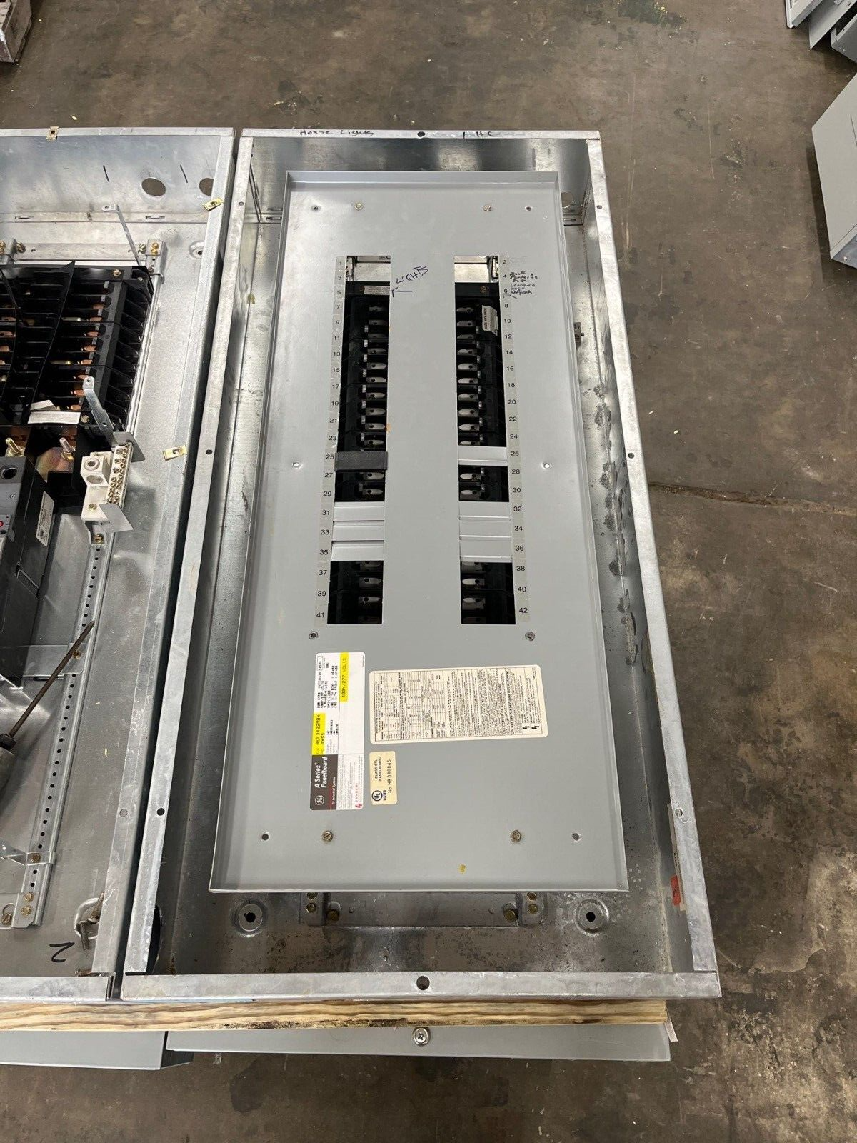 GE AEF3422MBX Panelboard 225A 480/277V 3PH MLO 4W 42 Circuit Indoor Encl AB43B P596 Used