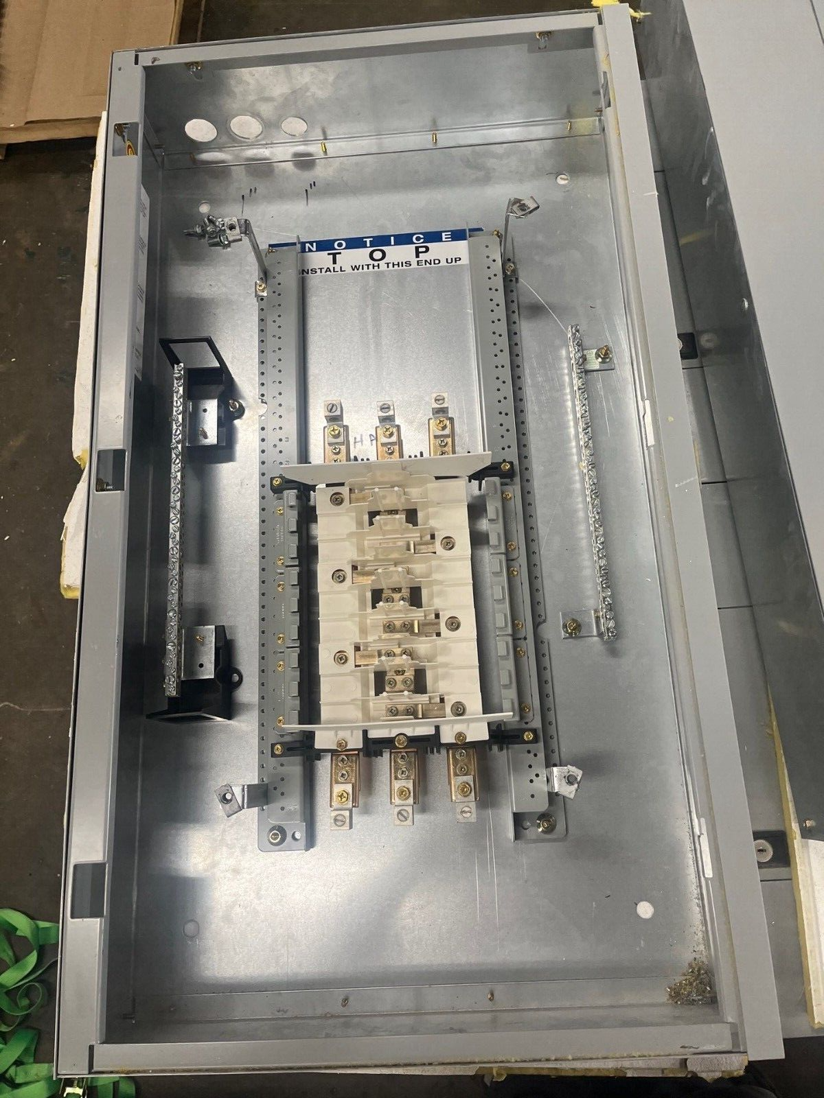 Eaton PRL2A Panelboard 100A 480/277V 4W 3PH Indoor Encl 18 Circuit MLO EZB2036R P577 Used