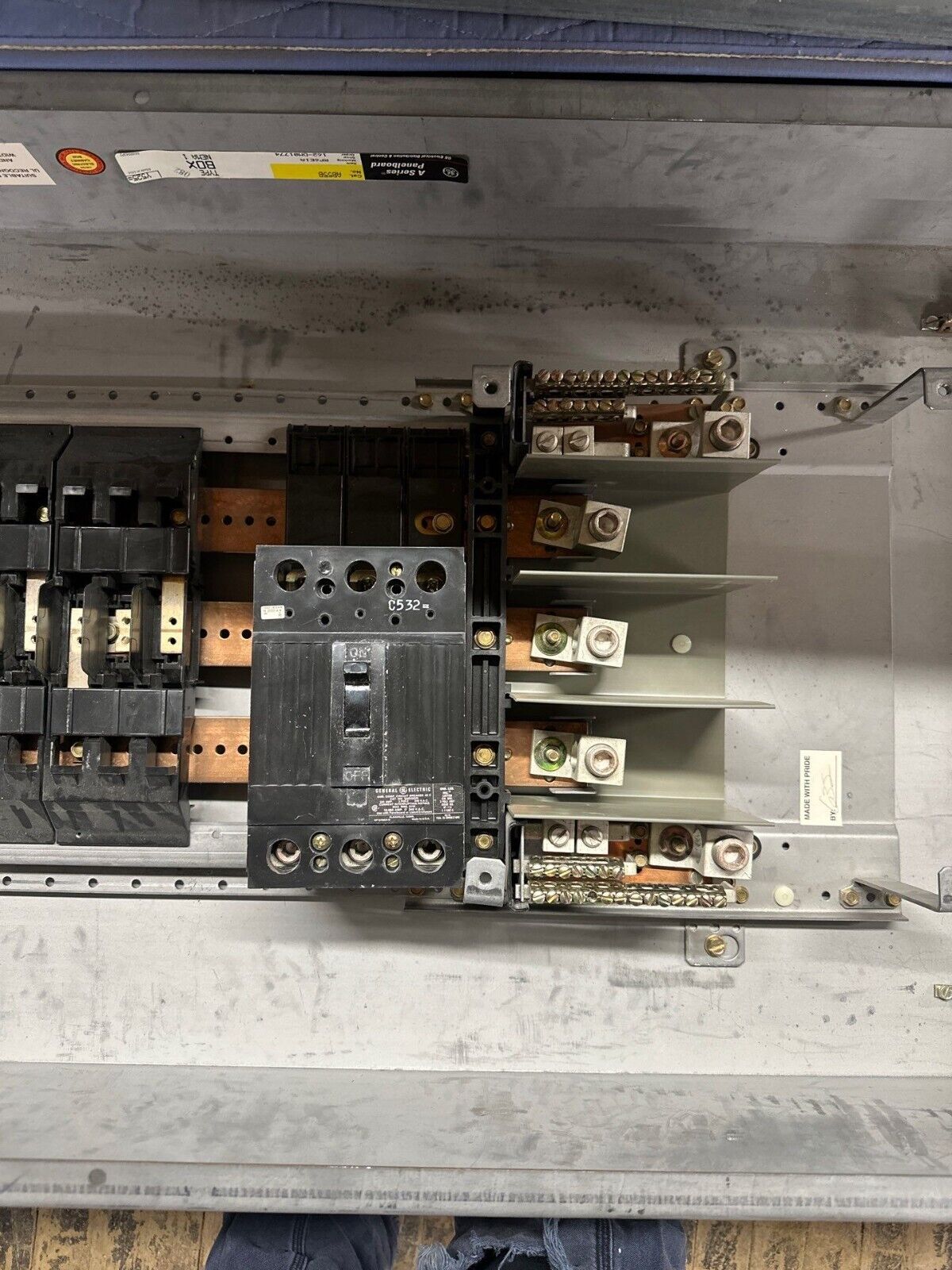 GE AQF3422ABX Panelboard 225A 208Y/120V 3PH 4W Indoor Encl MCB 42 Cir TQD32225 P002 Used