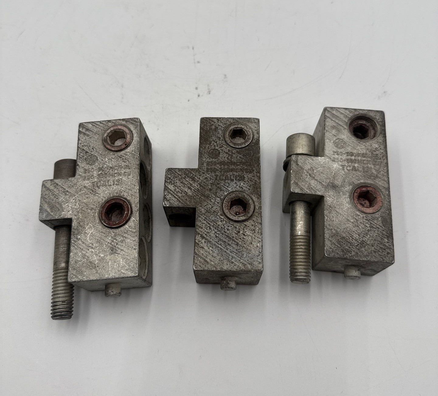 GE TCAL131 Lug Terminal 4 Barrel 250-500kcmil Al or 250-350kcmil CU 3PC Used