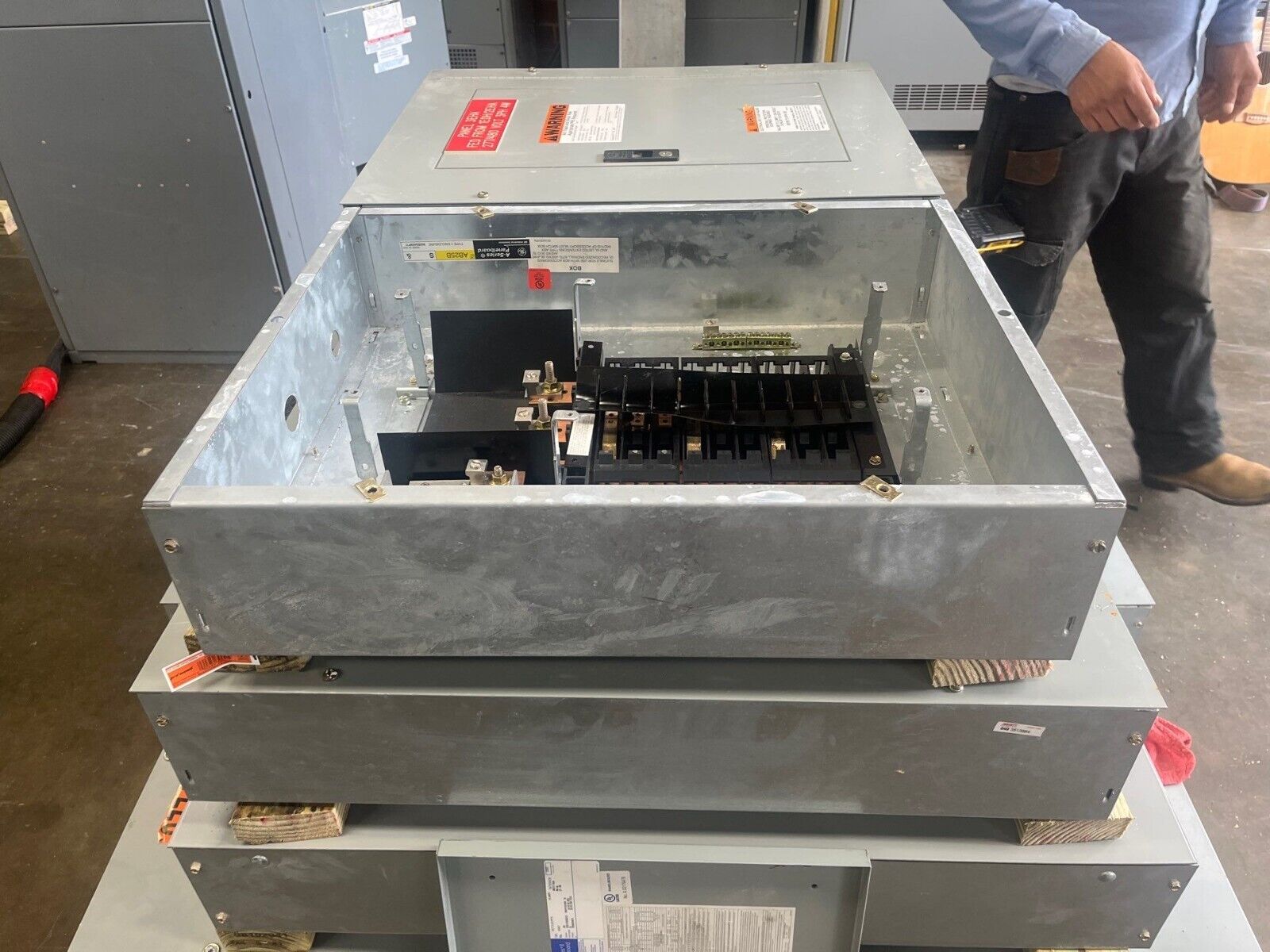 GE AEF3181MTX Panelboard 125A 480/277V 3PH 4W Indoor Encl 18 Circuit MLO 125 Amp P607 Used