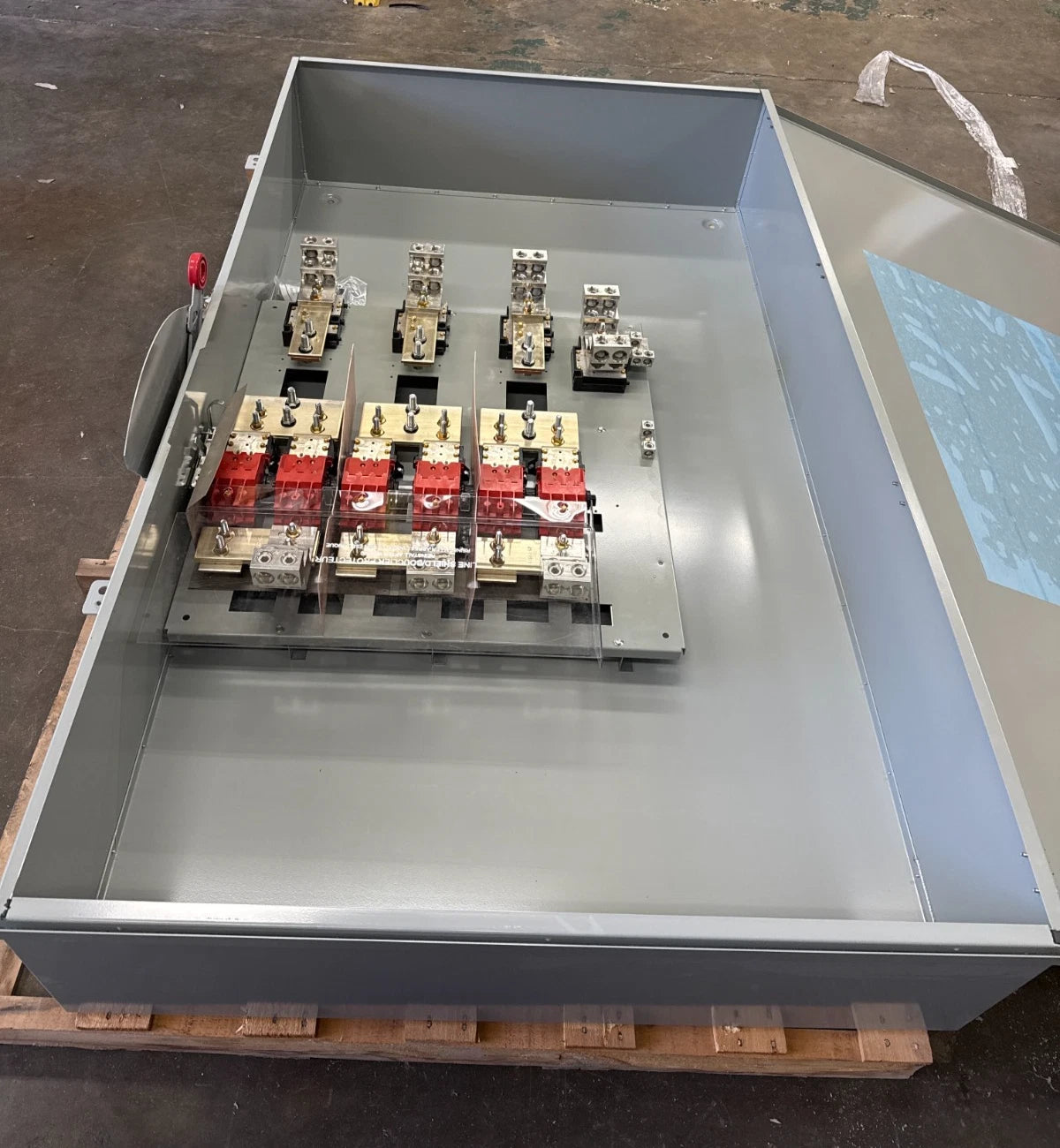 Eaton DH328NRK Safety Disconnect Switch 1200A 3P 240V 3PH 3R Outdoor 1200 Amp Used