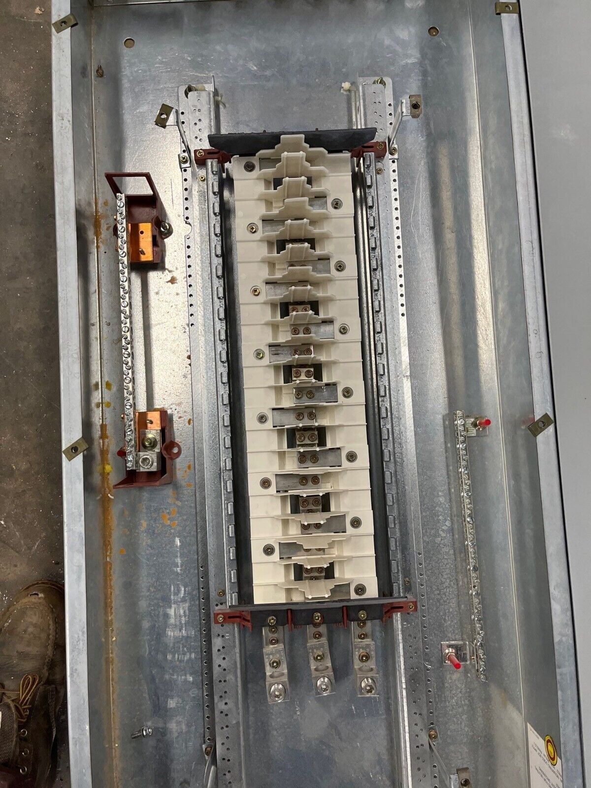 Eaton PRL2A Panelboard 225A 277/480V 3PH 4W Indoor Encl 42 Circuit MLO YS2048 P601 Used