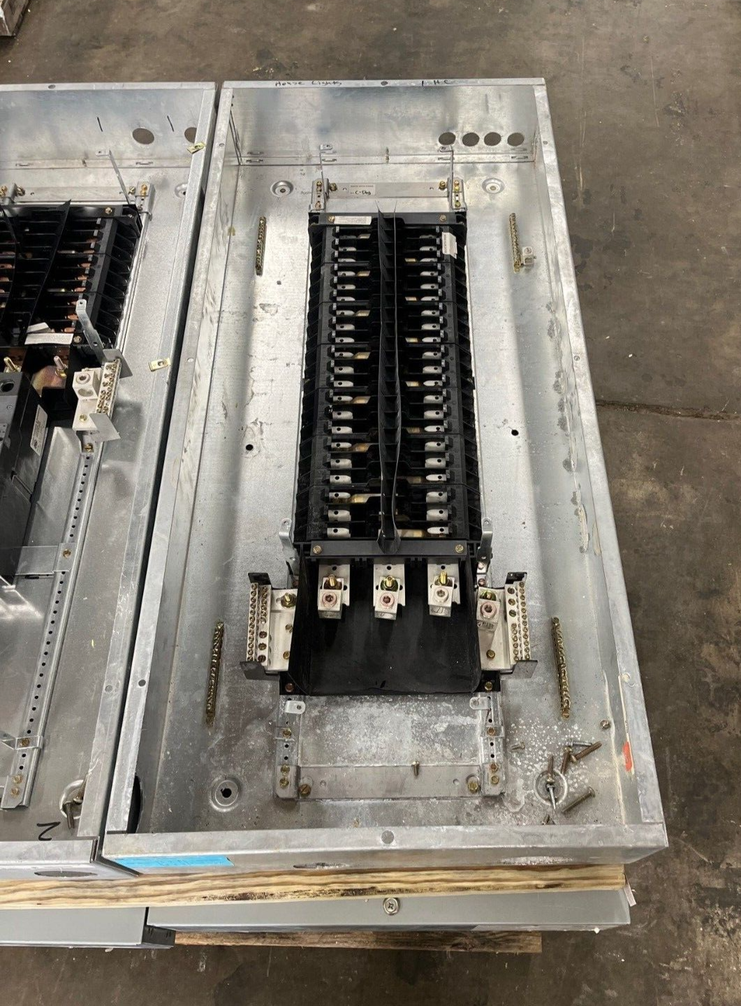 GE AEF3422MBX Panelboard 225A 480/277V 3PH MLO 4W 42 Circuit Indoor Encl AB43B P596 Used