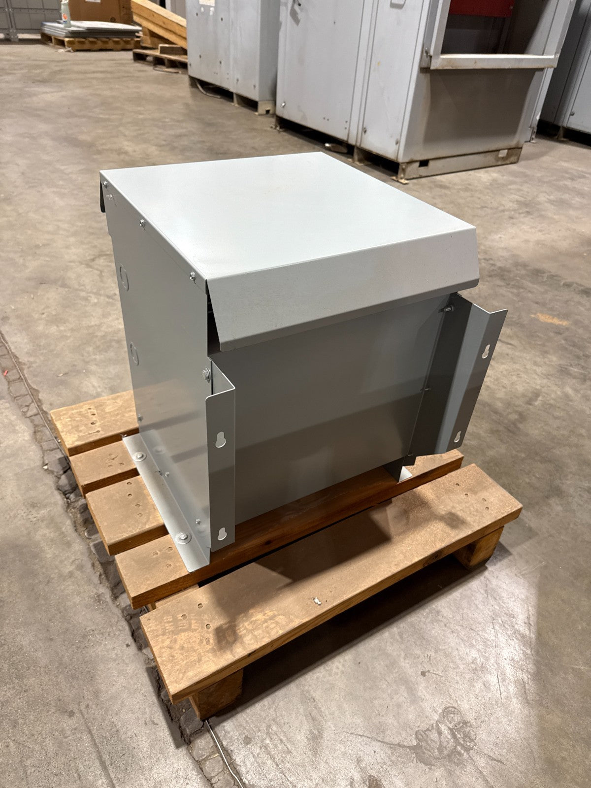 15 KVA Hammond NMF015LE Transformer Pri 240/480V Sec 120/240V 1PH 3R Encl New